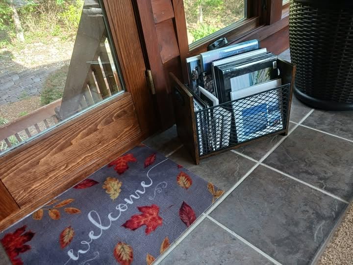 YINMIT Magazine Holder, Magazine Rack Floor, Magazine Storage Basket, File Holder Organizer, Folder Organizer for Magazines, Books, Newspapers, Tablets (Medium) customer photo 1
