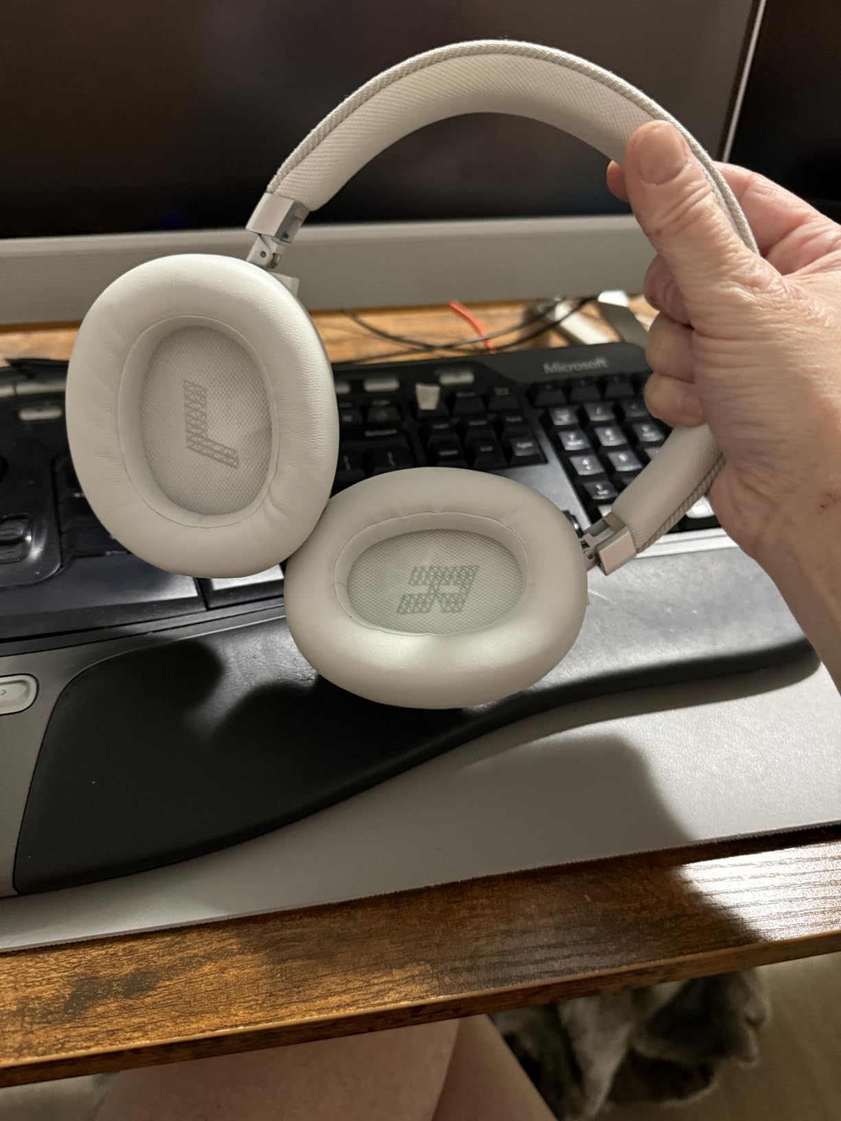 JBL Live 770NC - Wireless Over-Ear Headphones with True Adaptive Noise Cancelling with Smart Ambient, Up to 65 Hours of Battery Life, Comfort-fit Fabric Headband & Carrying Pouch (Sandstone) customer photo 1