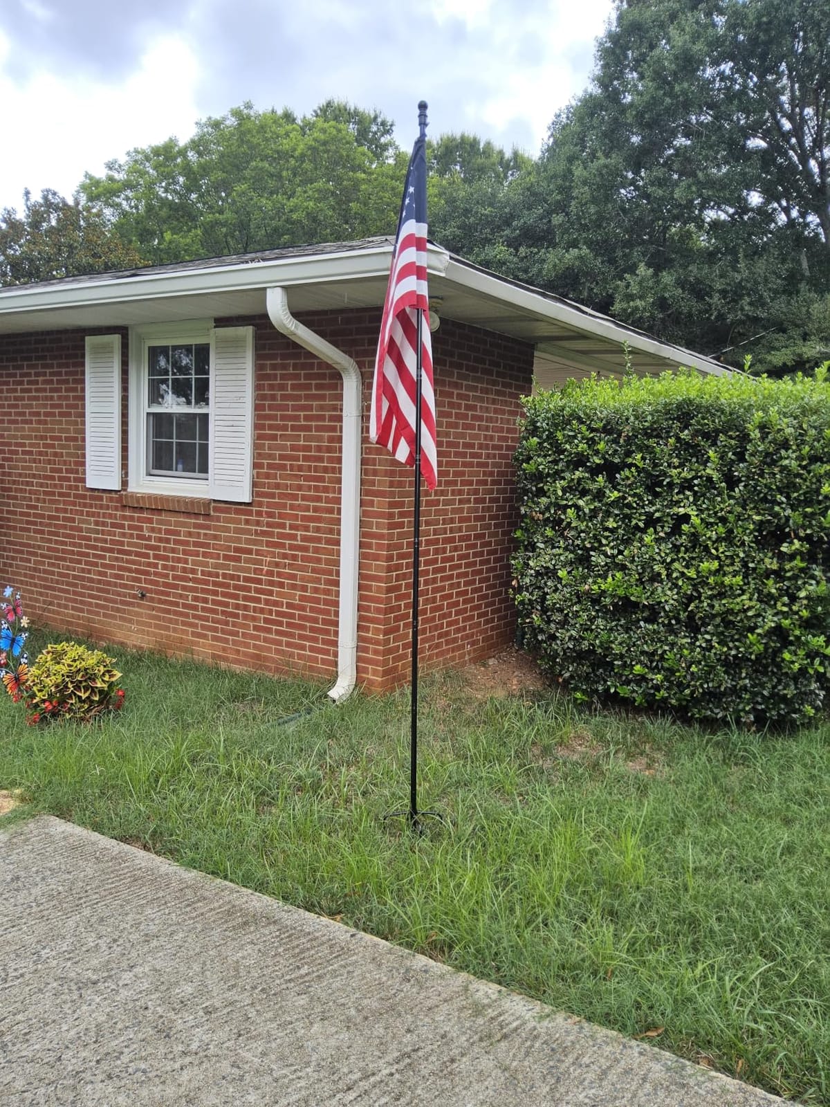 ZMTECH 10 FT Flag Pole in Ground, Heavy Duty Flag Pole Holder for Outside House with 5 Prongs Base, Extra Thick Flag Pole Kit for Yard Outdoor Garden Decor Residential Commerical(1 Pack,without Flag) customer photo 1