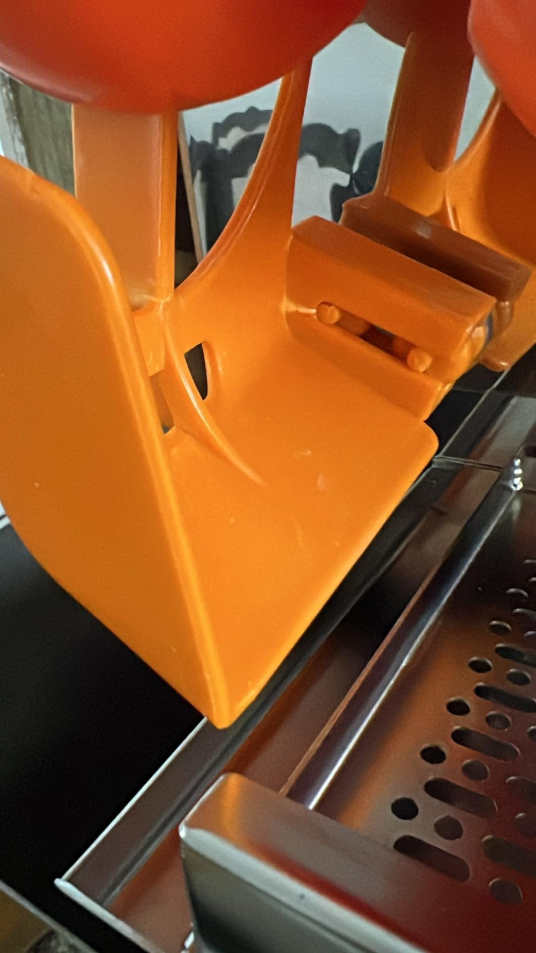 VEVOR Commercial Orange Juicer Machine, 120W Automatic Juice Extractor, Stainless Steel Orange Squeezer for 20 Oranges Per Minute, with Pull-Out Filter Box, PC Cover, 2 Peel Collecting Buckets customer photo 1
