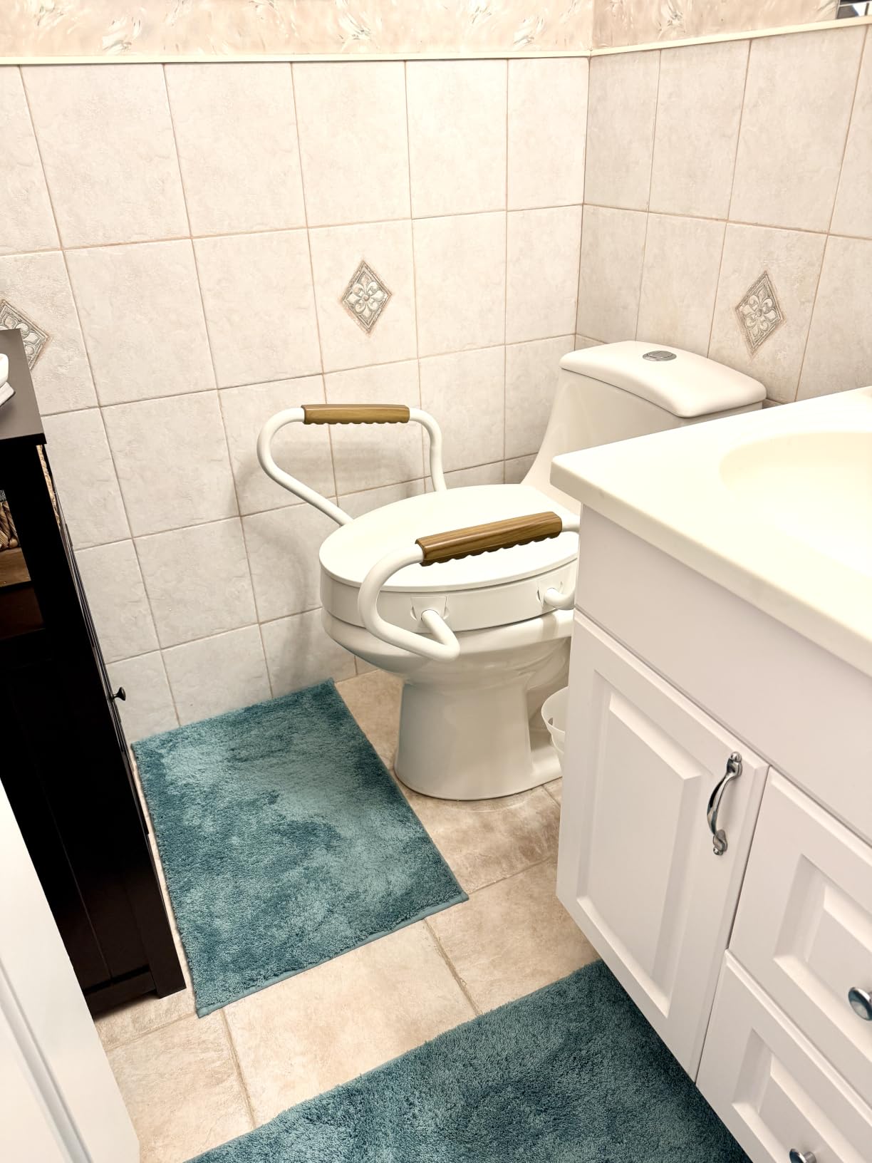 Lunderg Solva Raised Toilet Seat with Handles - Elongated - Adds 3 Inches | Easy to Install Toilet Seat Risers for Seniors customer photo 1