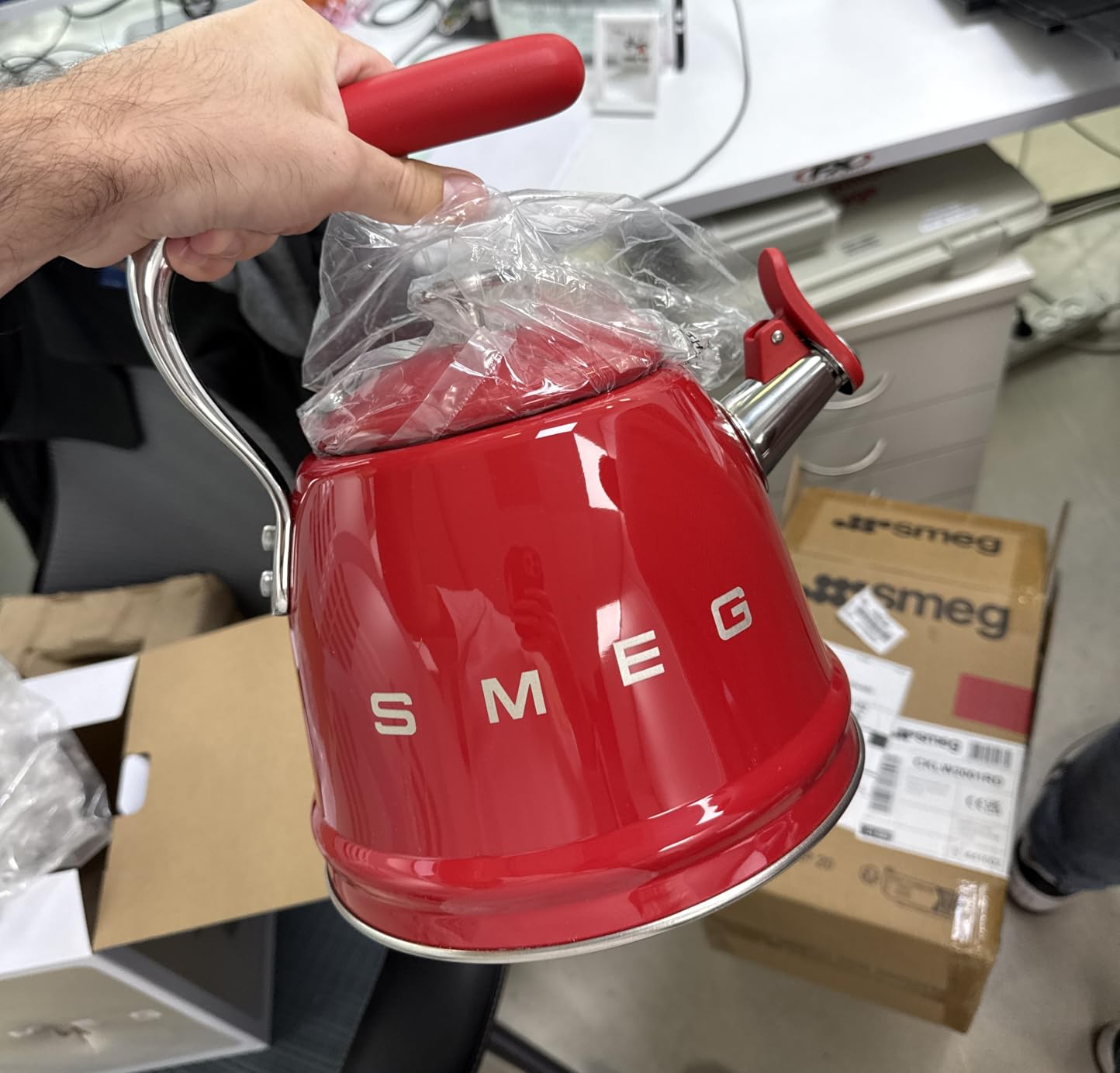 SMEG Stovetop Whistling Kettle - 50s Retro Style, 2.3 Liter (10 Cup / 2.4 Quart) Stainless Steel Tea Kettle with Iconic Design & Whistle - Premium Kitchen Statement Piece-Cream customer photo 2