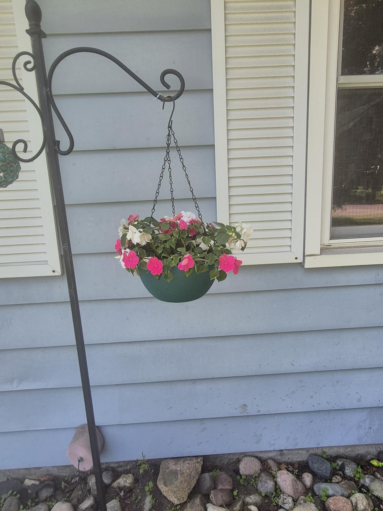 Meowell 10 inch Hanging Planters for Indoor Outdoor Plants, 2 Pack Hanging Flower Pots with Drainage Holes and Chain for Garden Porch, Round Plastic Hanging Baskets for House Plants, Black customer photo 1