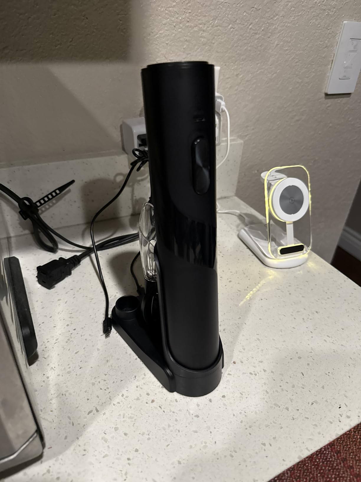 CIRCLE JOY Electric Wine Opener Rechargeable, 7-in-1 Automatic Wine Bottle Opener Gift Set with Electric Vacuum Pump, Foil Cutter, Aerator Pourer, 2 Stoppers & Charging Base, Black customer photo 1