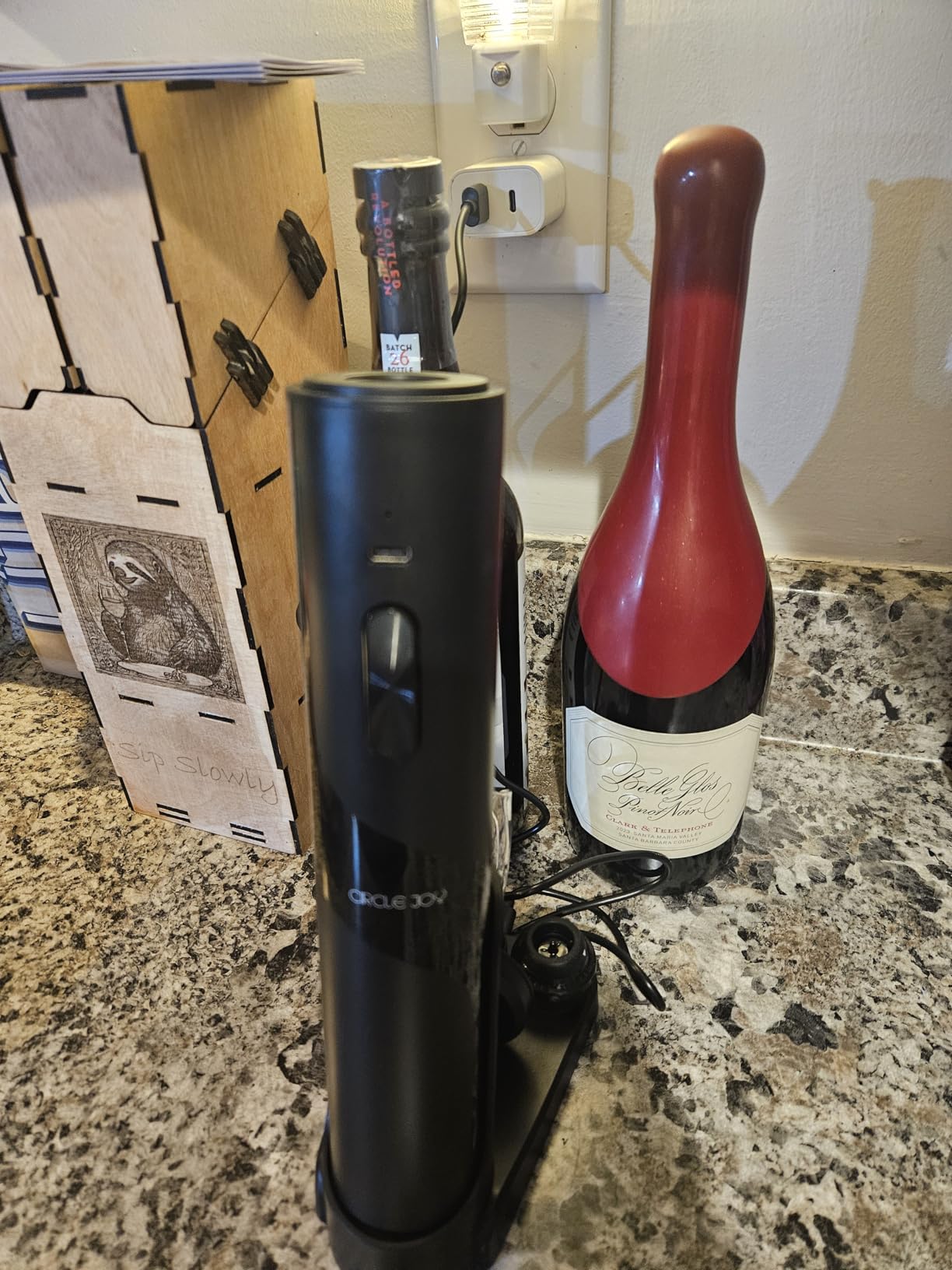 CIRCLE JOY Electric Wine Opener Rechargeable, 7-in-1 Automatic Wine Bottle Opener Gift Set with Electric Vacuum Pump, Foil Cutter, Aerator Pourer, 2 Stoppers & Charging Base, Black customer photo 2