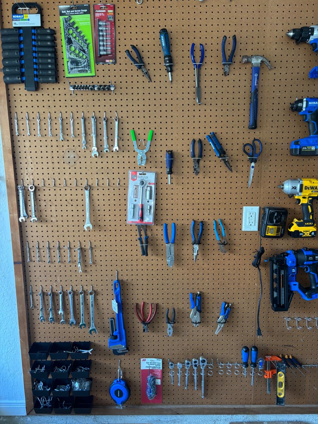 300-Piece Pegboard Hook Set, Pegboard Organizer Accessories for Hanging, Durable Metal Hooks for Tool Organization, Garage, Workshop, and Craft Storage customer photo 2