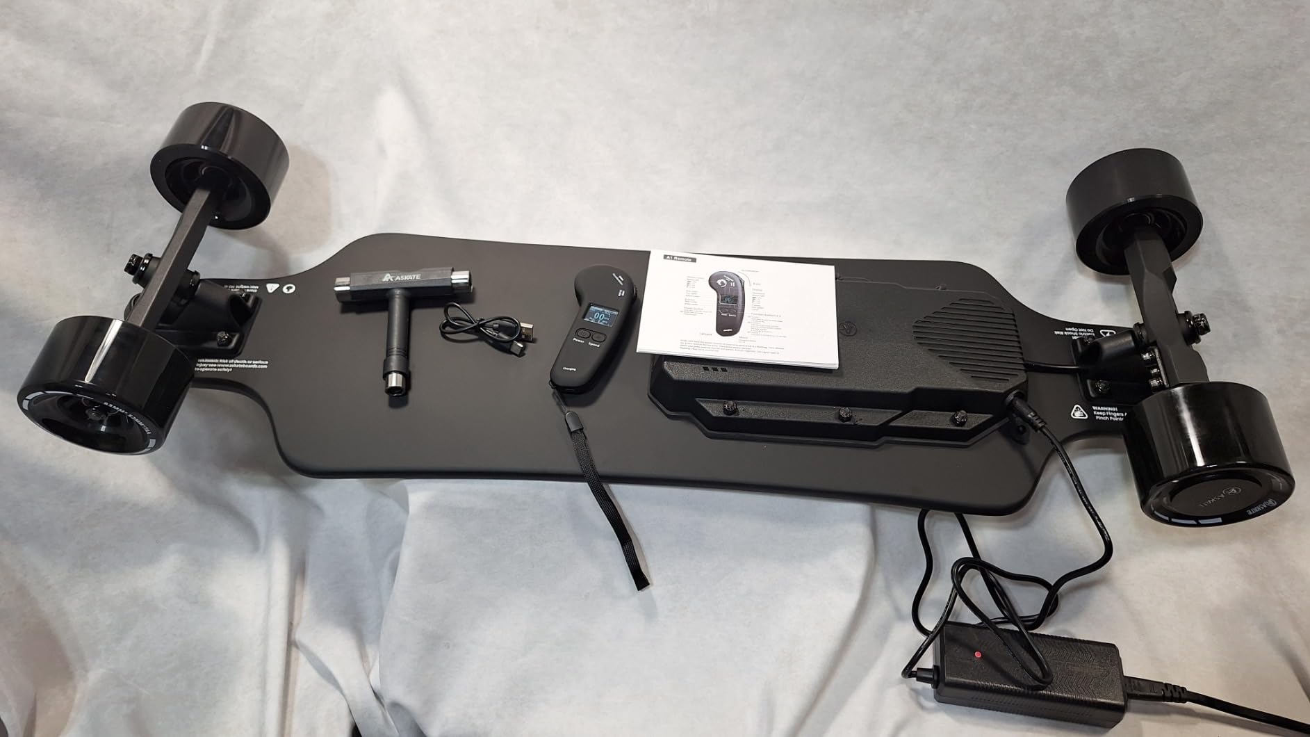 A1 Electric Skateboard with Remote, Rang Up to 17 Miles/24, 8 Ply Canadian Maple, Smooth Breaking, Suitable for Younger Beginners customer photo 2