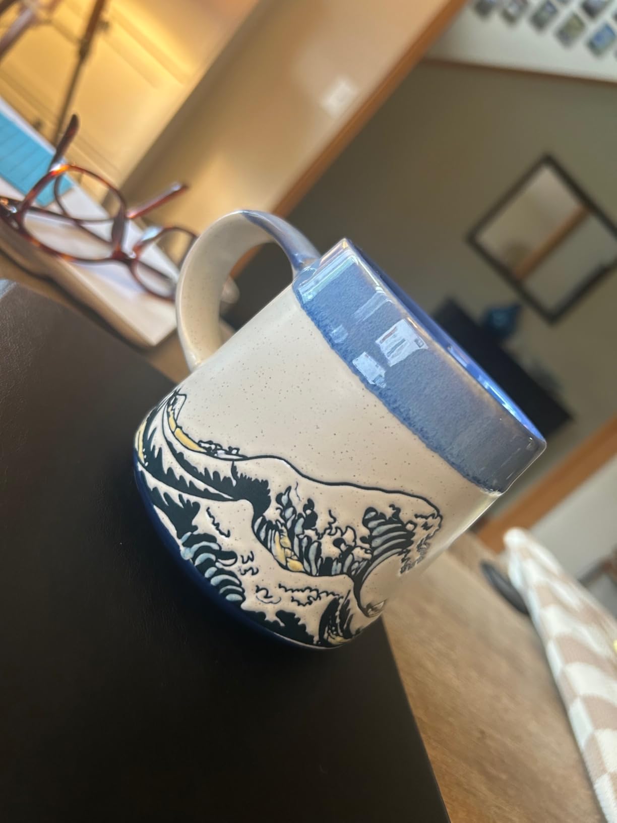 BICETTO Handmade 15oz Japanese Ukiyo-e Large Ceramic Coffee Mug, Artistic Pottery Big Tea Cup for Office & Home, Microwave & Dishwasher Safe (Samurai & Geisha) customer photo 2