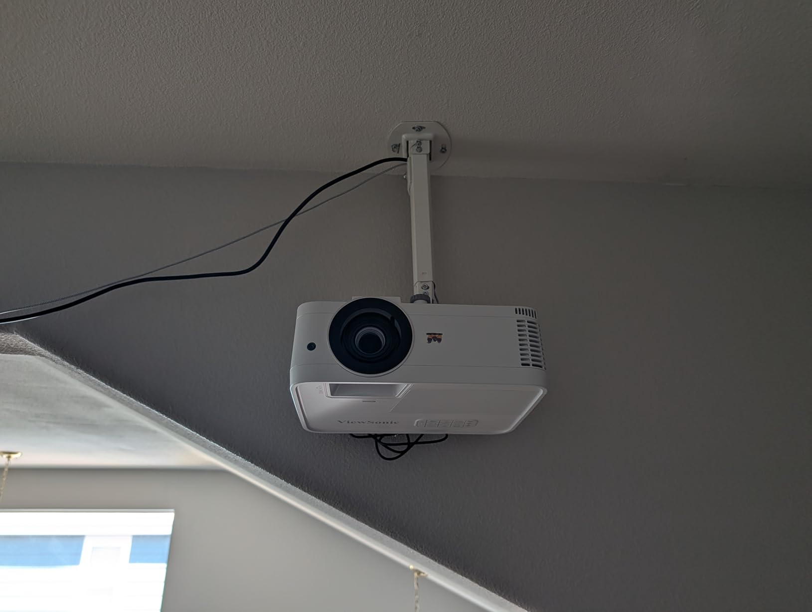 ViewSonic PX700HDH 3700 Lumens 1080p Projector, High Brightness and Supercolor Technology for Smooth Home Entertainment, 1.1x Optical Zoom, and Vertical Keystone for Flexible Setup, and Dual HDMI customer photo 1