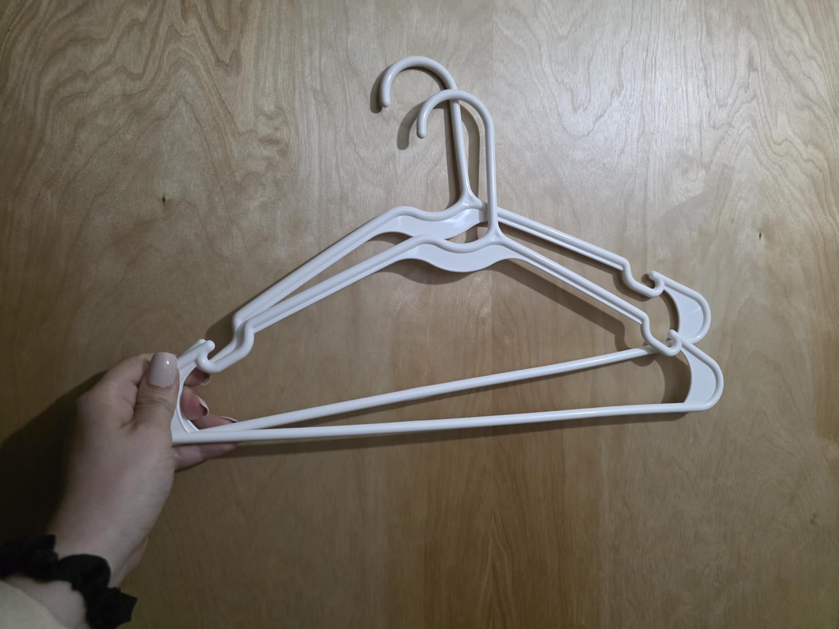Amazon Basics Space Saving Plastic Clothes Hangers, Sturdy Closet Organizer for Shirts and Jackets, Adult Size, White, 50-Pack customer photo 2