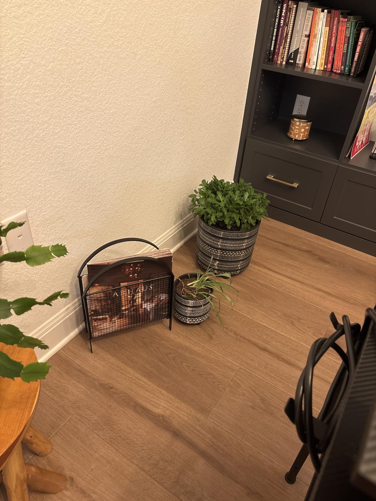 MyGift Mid-Century Silver Metal Mesh Magazine Rack, Freestanding Holder customer photo 2