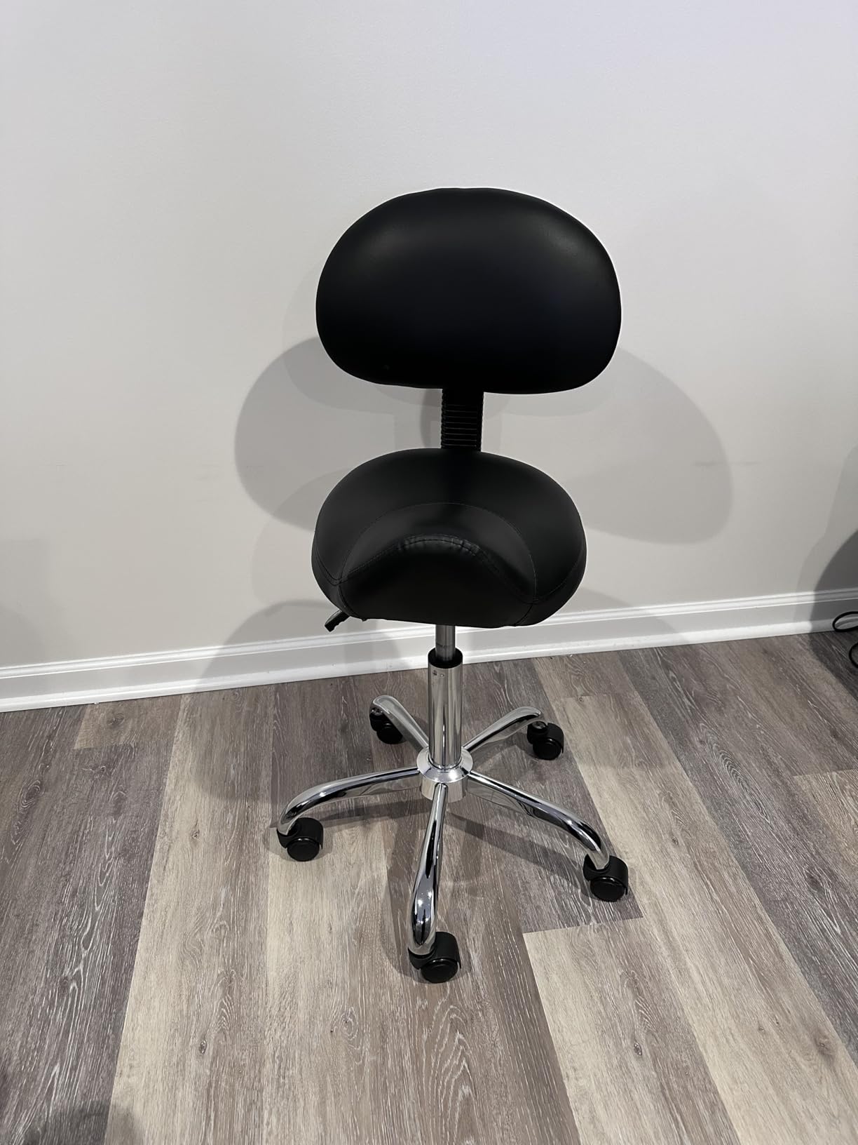 VEVOR Saddle Stool with Back Support and Wheels, 450 LBS Weight Capacity Ergonomic Rolling Stool, Height Adjustable Thickened PU Leather Swivel Saddle Chair for Salon, Spa, Massage, Tattoo, Black customer photo 1