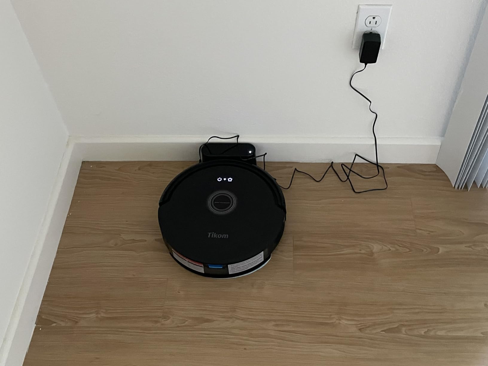 Tikom Robot Vacuum and Mop Combo, 5000Pa Robotic Vacuum Cleaner, 150 Min Max, App & Remote Control, Ideal for Hard Floor, Carpet, Pet Hair, Self-Charge(G8000 Max) customer photo 2