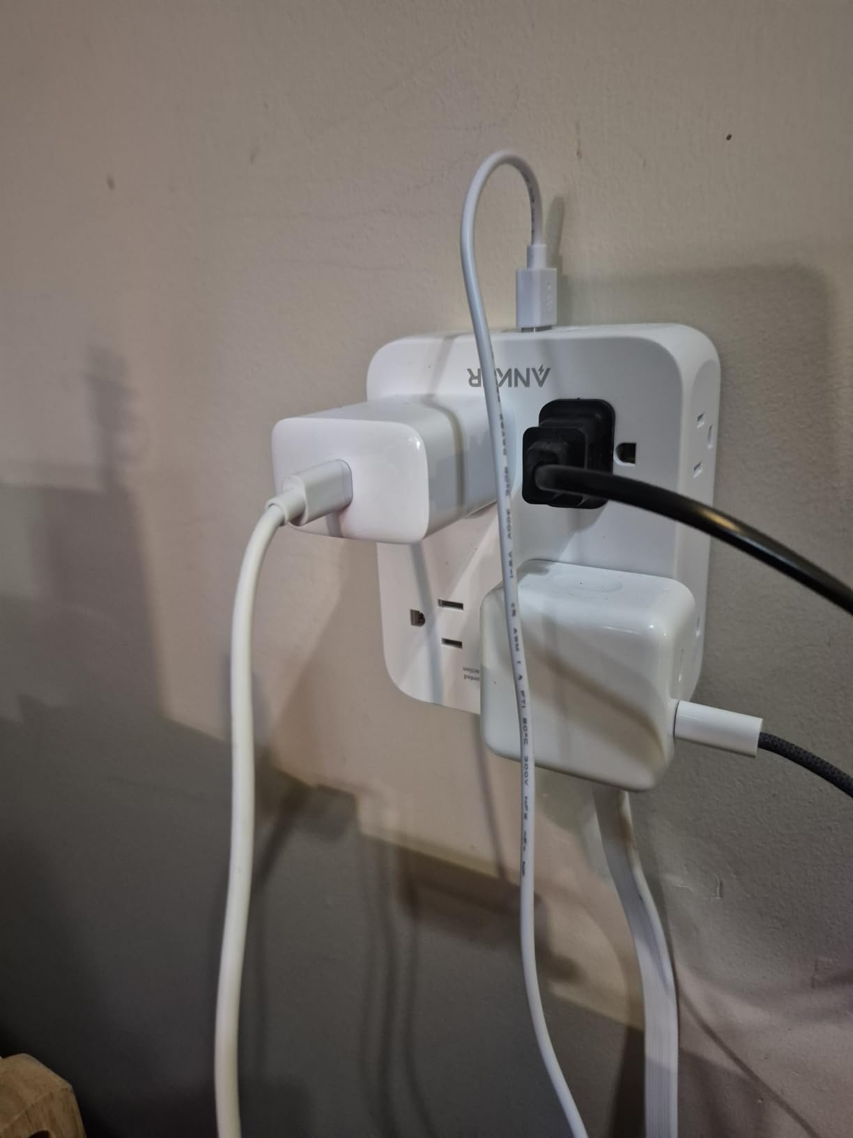 Anker Power Strip with 2000J Surge Protector, 5ft Outlet Extender, 20W, 8AC | Flat Plug Extension Cord with Multiple Outlets, 1 USB C, 2 USB A, Dorm Room Essentials, Home Office, TUV Listed customer photo 2