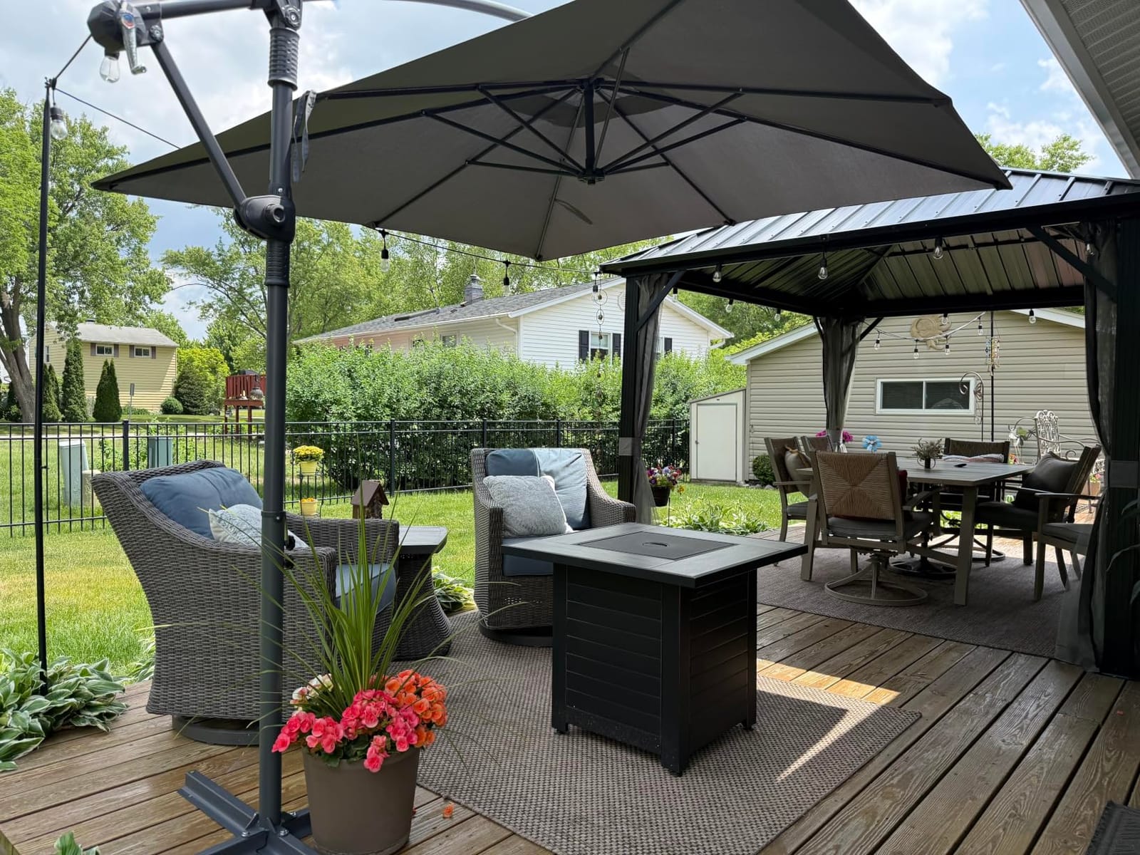 Tangkula 10ft Patio Umbrella with Base Included, Offset Cantilever Outdoor Umbrella with 360 Degree Rotation, Crank Handle customer photo 1