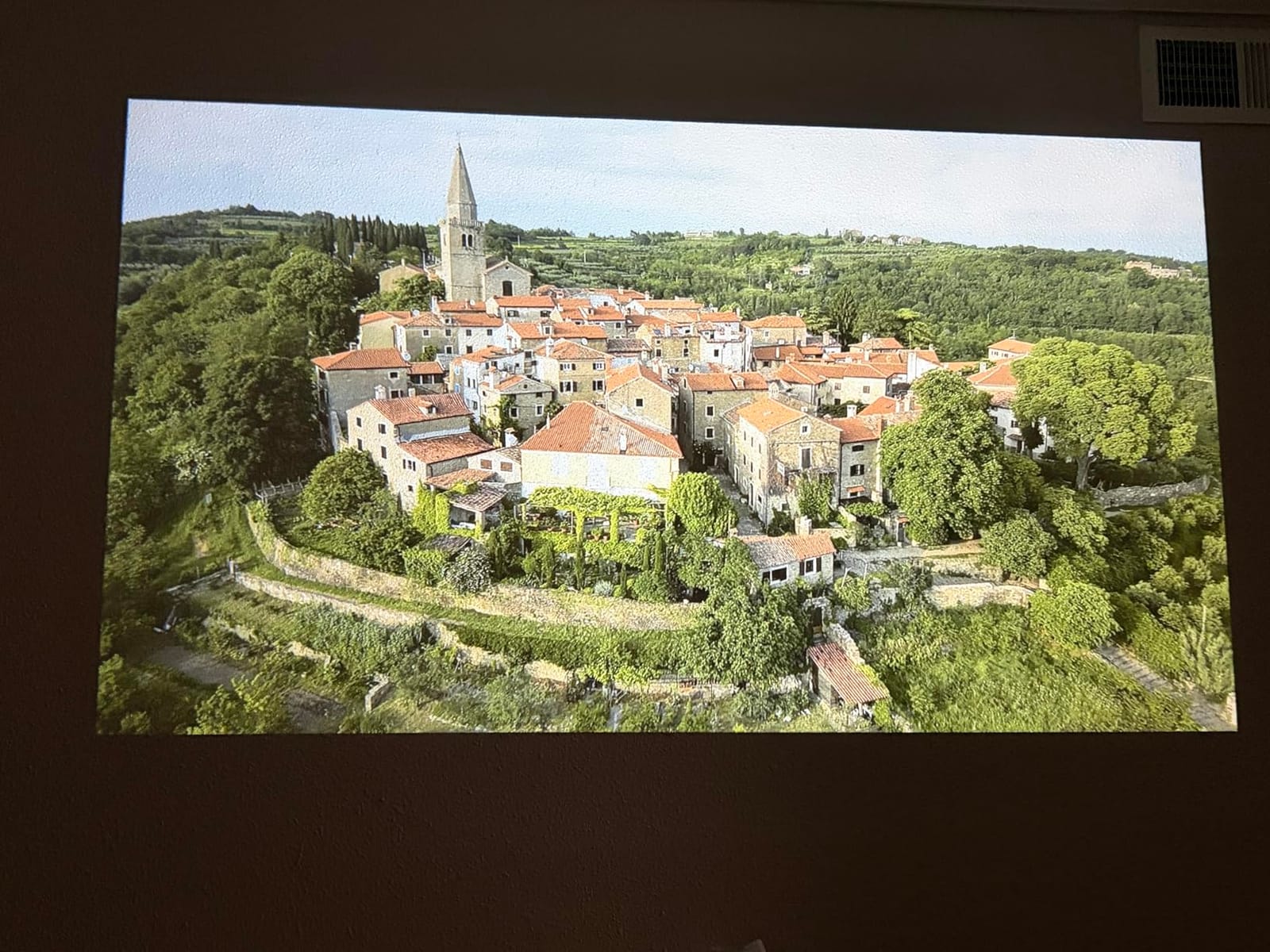 iSinbox Outdoor Projector 4K, Now with Netflix, Auto Focus, 20W Dolby Audio | 2000ANSI, Movie Projector for Outdoor Use, HDR10+, AirPlay, Outdoor Movie Projector for Bedroom/Home Theater/Ceiling/Camping customer photo 2