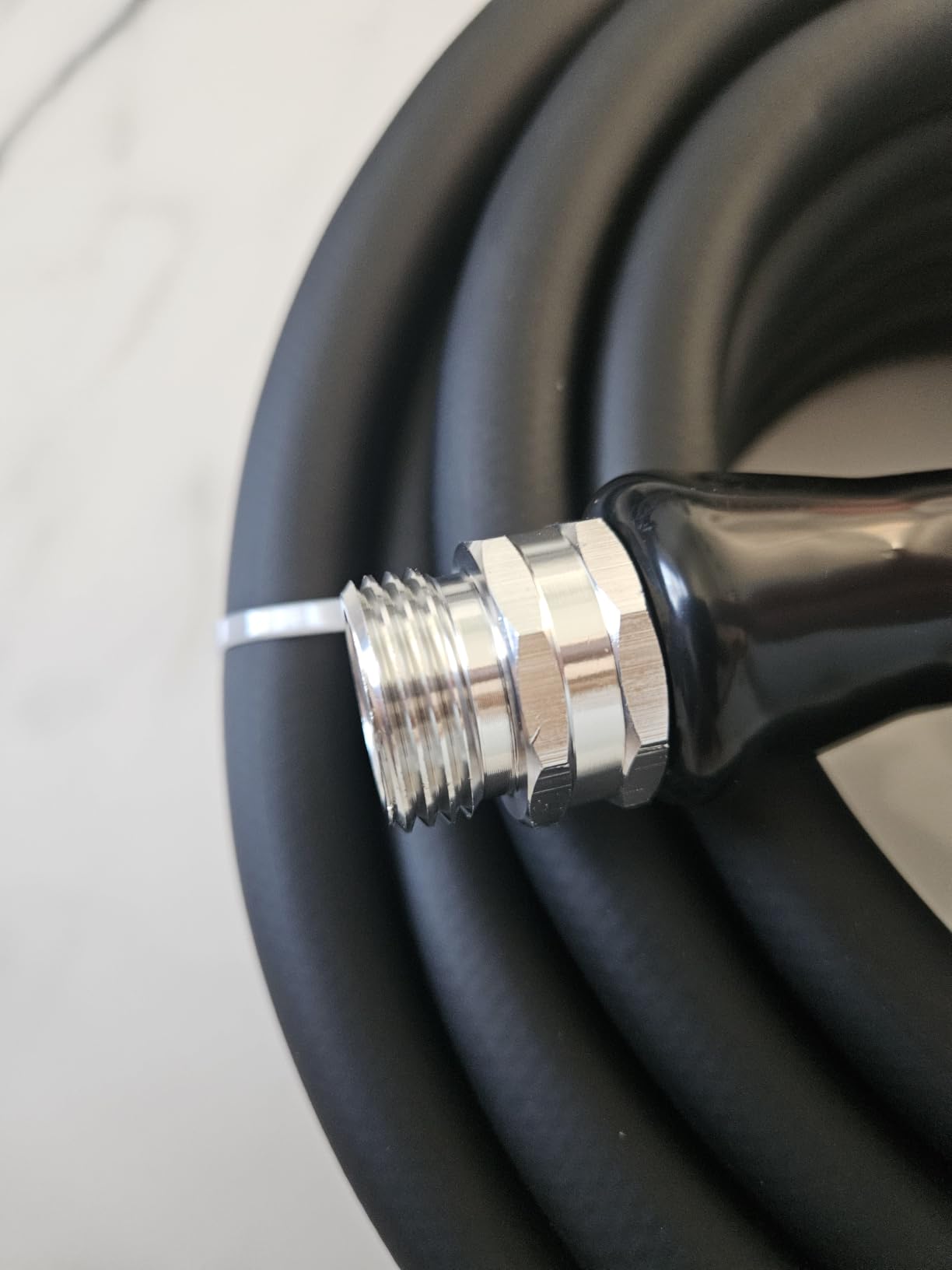 Amazon Basics Heavy-Duty Garden Water Hose, 50ft, Crush-Resistant Aluminum Couplings, Tangle-Free 360° Swivel, 500 PSI Burst Pressure customer photo 2