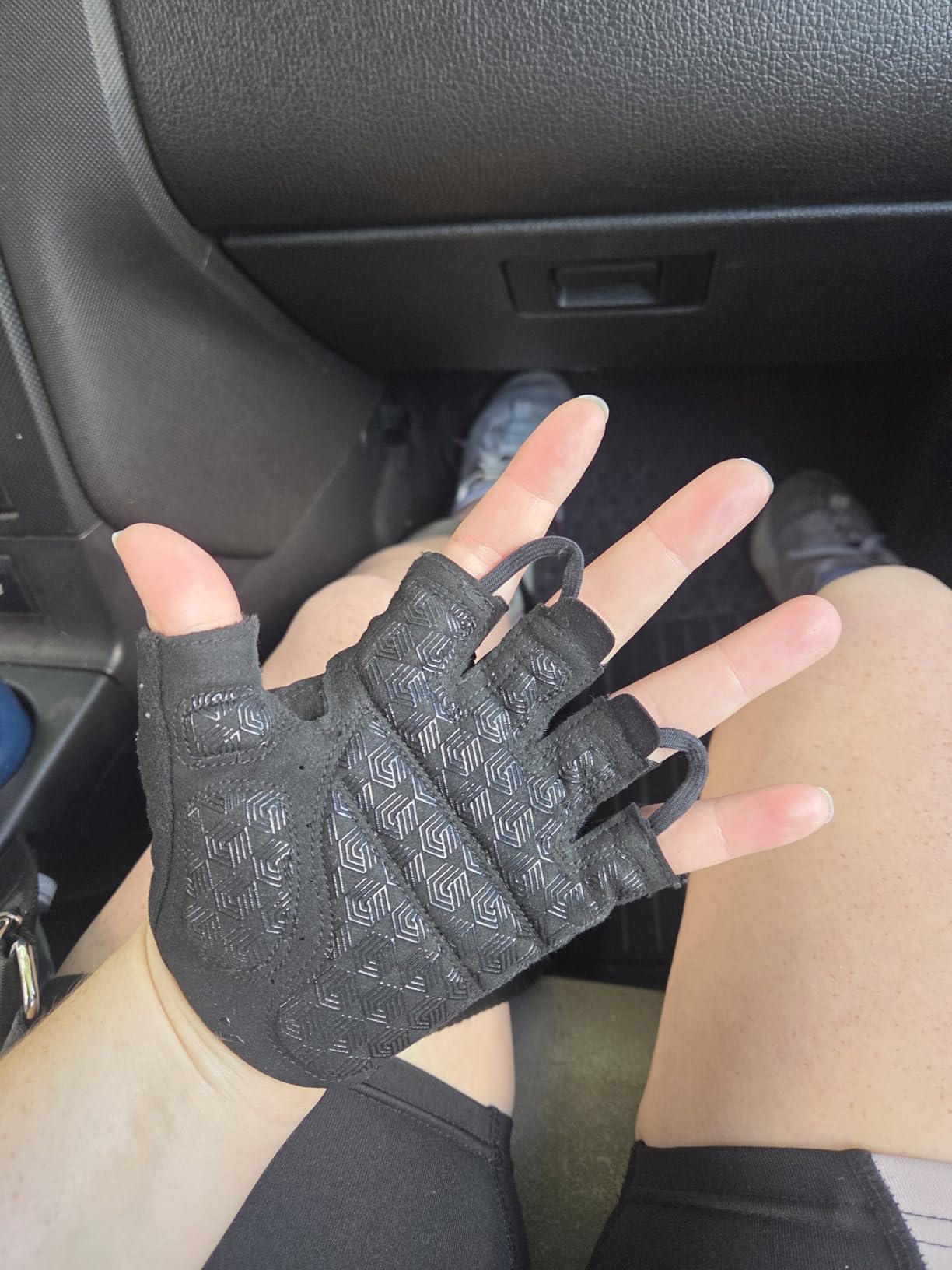 SIMARI Workout Gym Gloves for Men Women, Weight Lifting Gloves with Wrist Wrap Support, SBR Pad Grip for Full Palm Protection customer photo 1