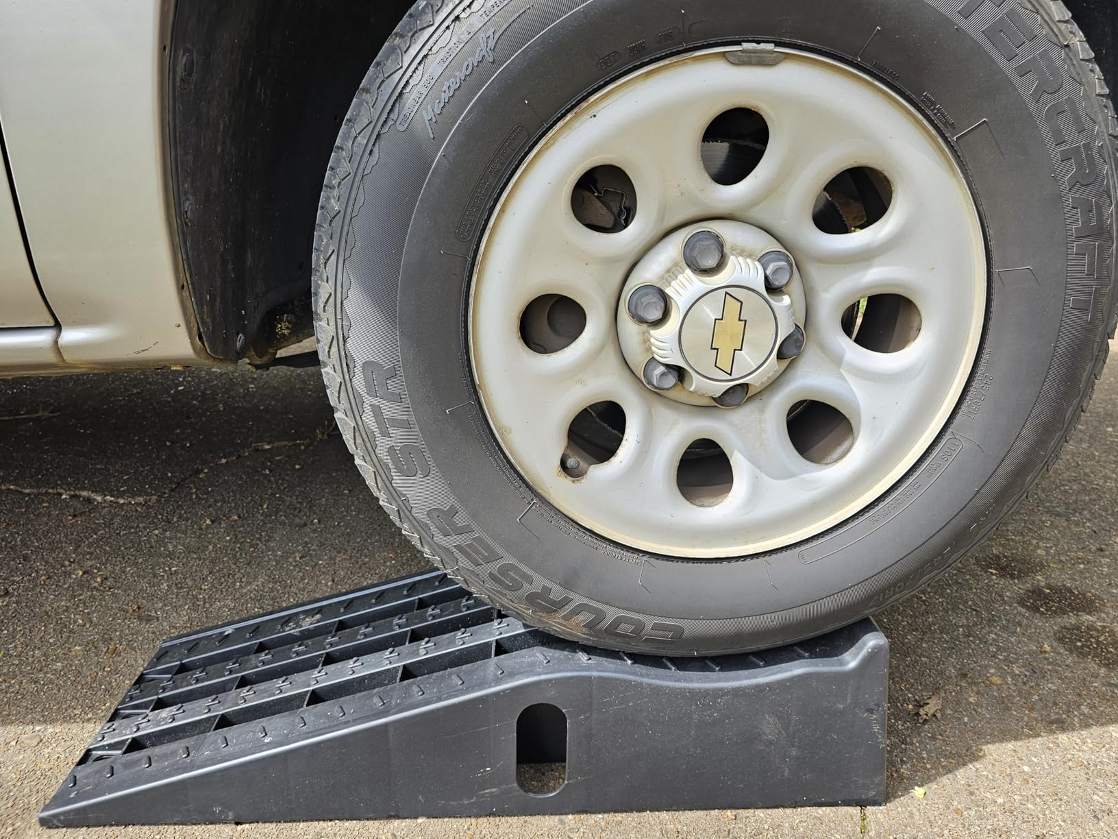 Amazon Basics Low Profile Car Ramps for Oil Changes and Home Garage Lifts, 3,250 Lbs Capacity Per Ramp, Textured Traction Surface, Black, 2-Pack customer photo 2
