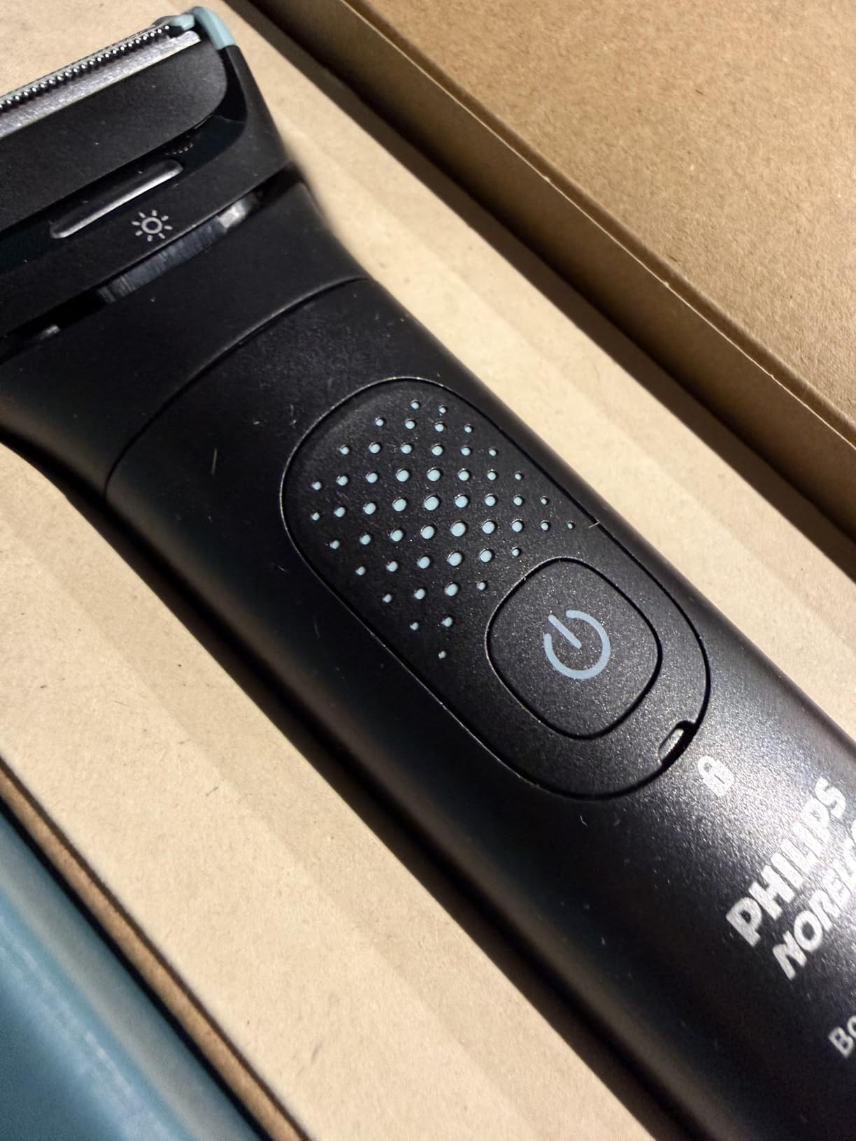 Philips Norelco Body Groomer 7000 Series, Waterproof Men's Full Body Groomer with Travel Case, Triple Protect Shave System & Body Hair Trimmer with Contour-Following 2D Flexing Head, BG7490/50 customer photo 2