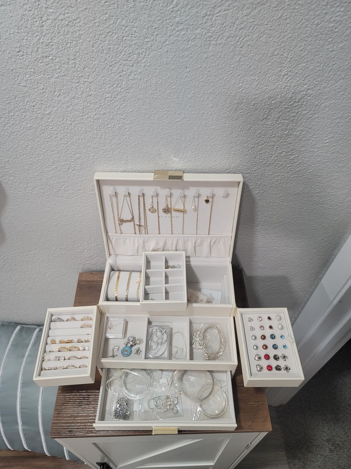 VLANDO Jewelry Box, 4-Layer Design with Retractable Tray and 2 Drawers | Separate Necklaces, Rings, Bracelets, Earrings Organizer Areas, Watches Pillow, Birthday Gift, Vanity customer photo 2
