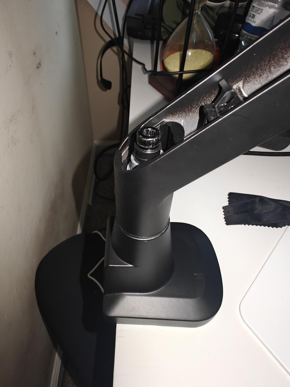 WALI Ultrawide Single Monitor Arm for 17-49 inch Curved Screen, up to 33lbs | Heavy Duty Monitor Desk Mount, Full Motion with Tilt, Swivel, Rotation, C-Clamp/Grommet Base, VESA 75/100mm (GSM001XLN), Black customer photo 2