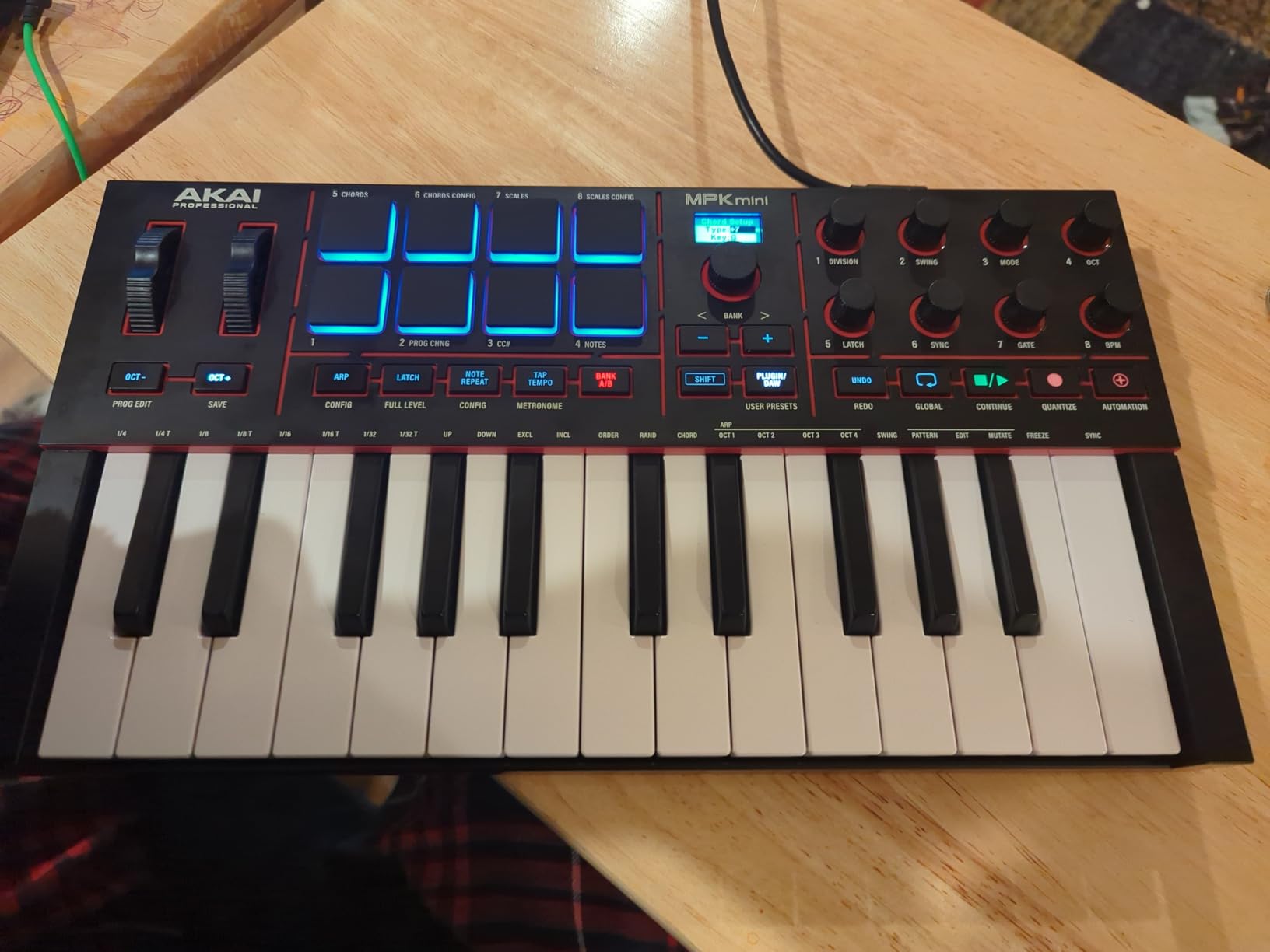 Akai Professional MPK Mini IV 25-Key USB-C MIDI Keyboard Controller, Black | Velocity-Sensitive Mini Keys, 8 MPC Pads, 360° Knobs, Chord and Scale Mode, for Beat Makers, Music Production customer photo 1