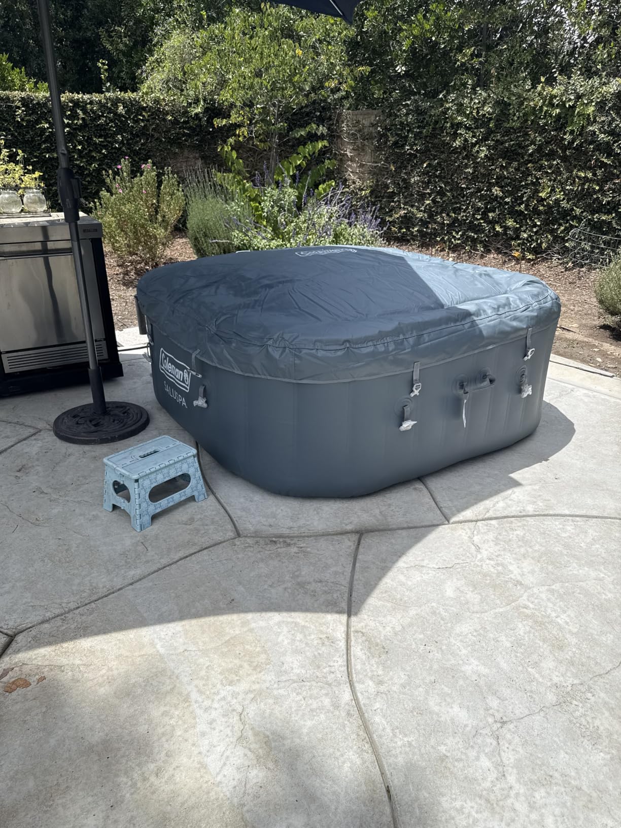 Coleman Hawaii 4 to 6 Person Inflatable Hot Tub, Square Energy-Efficient Portable Outdoor Spa with 140 AirJets, 71