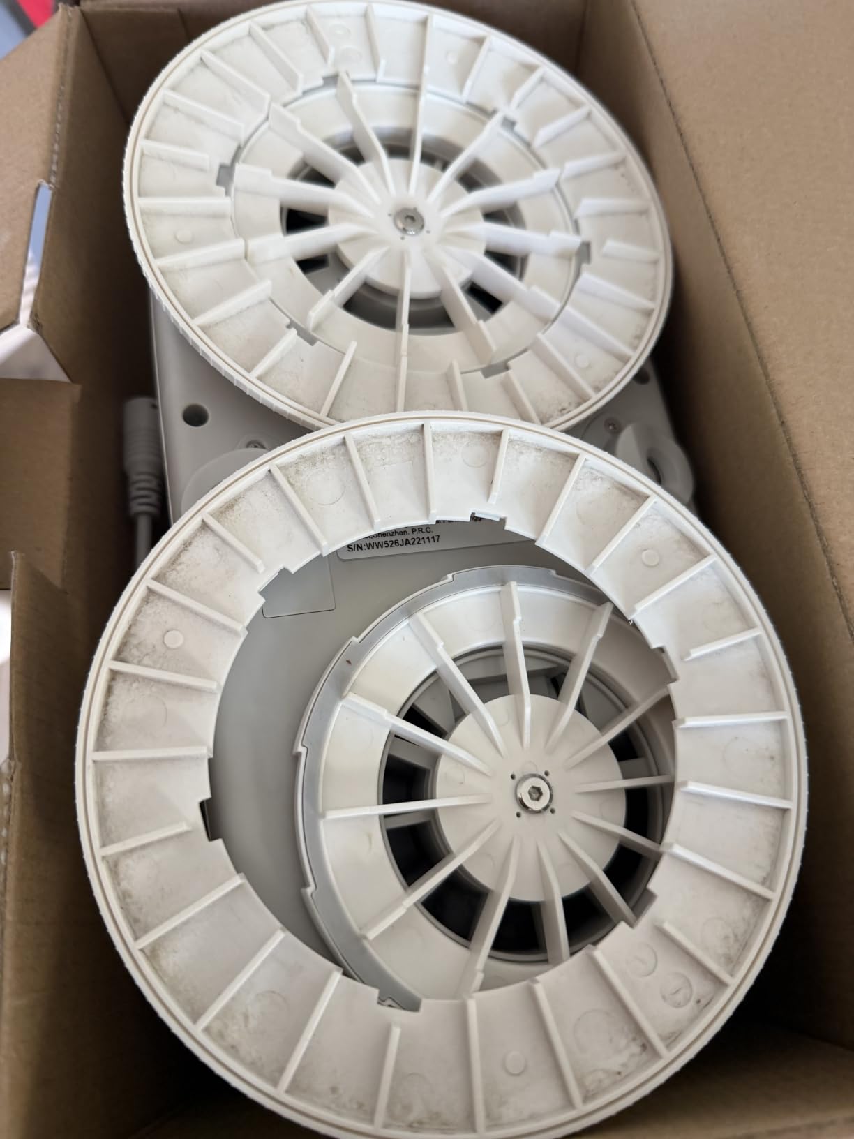 Tosima W5 Window Cleaning Robot, 6400Pa Max Adaptive Suction, Auto-Spray Smart Window Cleaner with Triple Safety System, Intelligent Navigation, Remote Control, for All Smooth Surfaces, White customer photo 1