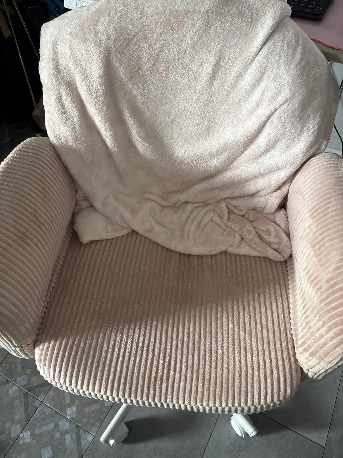 HUANUO Criss Cross Office Chair for Women, Cross Legged Desk Chair with Adjustable Armrests, Soft Corduroy Fabric for Small Spaces, Petite Home Office Computer Chair for Girls, White customer photo 2