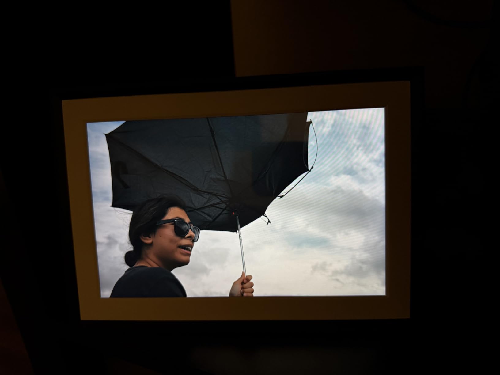 Aura HD Digital Picture Frame | Carver: The Best Frame for Gifting customer photo 1
