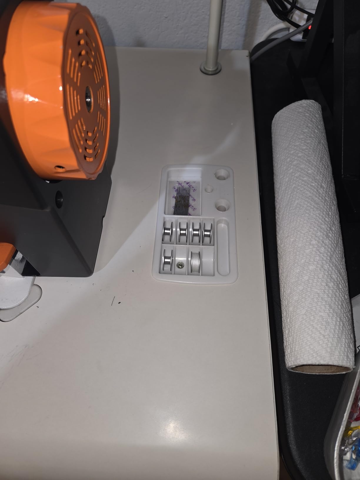 VEVOR Industrial Lockstitch Sewing Machine, 550W Commercial Set with Servo Motor & Table Stand, 5000 SPM, Metal Frame, for Leather Canvas customer photo 2