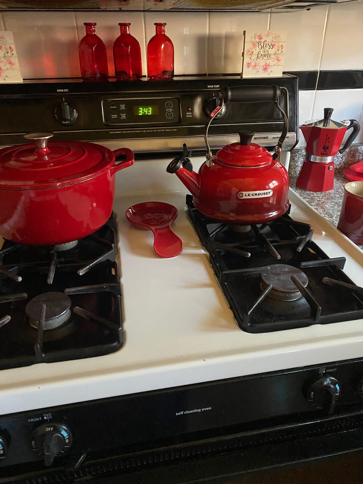 Le Creuset Enamel On Steel Whistling Tea Kettle, 1.7 qt., White/Black Knob customer photo 2