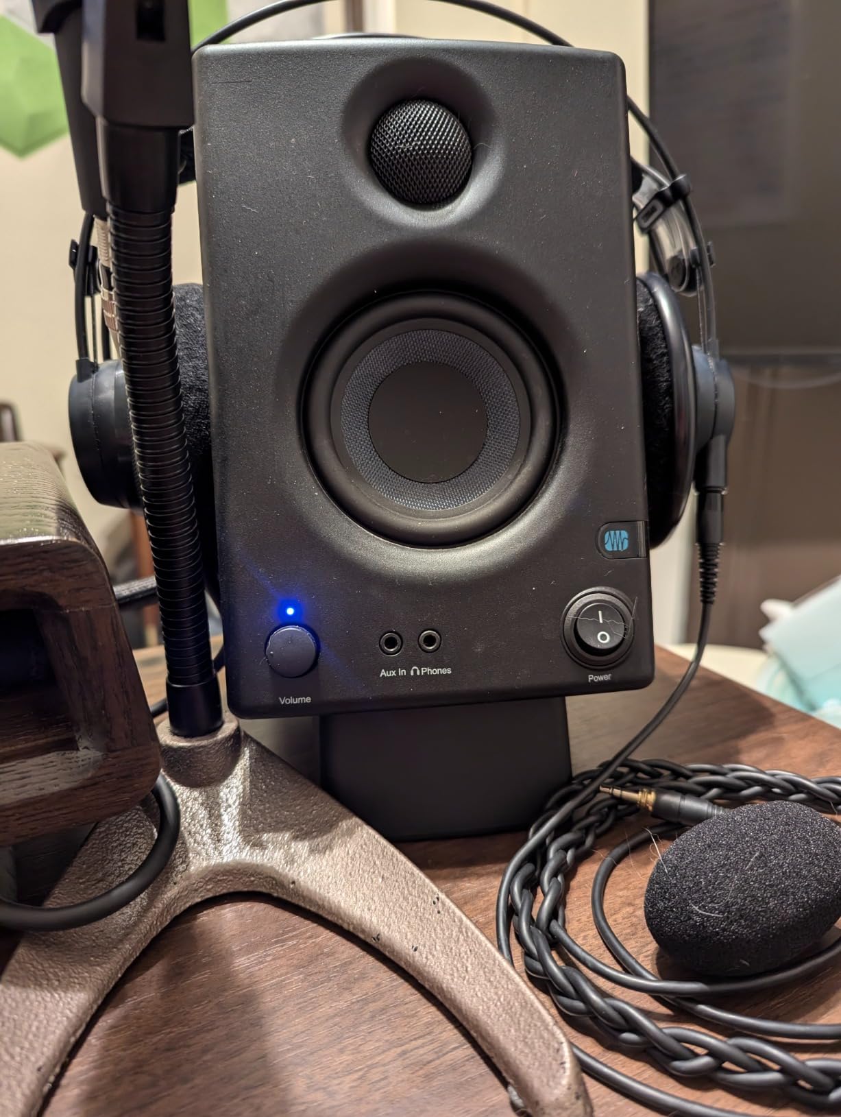 Audioengine DS1 Angled Desktop Speaker Stands – Isolation Speaker Stands customer photo 1