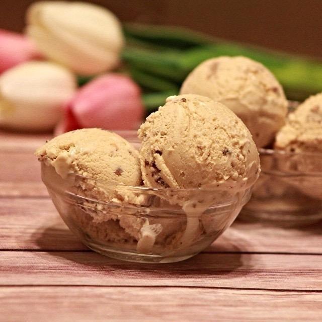 Cuisinart Ice Cream Maker Machine, 1.5 Quart Double Insulated Machine, Sorbet and Frozen Yogurt Maker, Ready in 20 Minutes, ICE-21RP1, Red customer photo 2