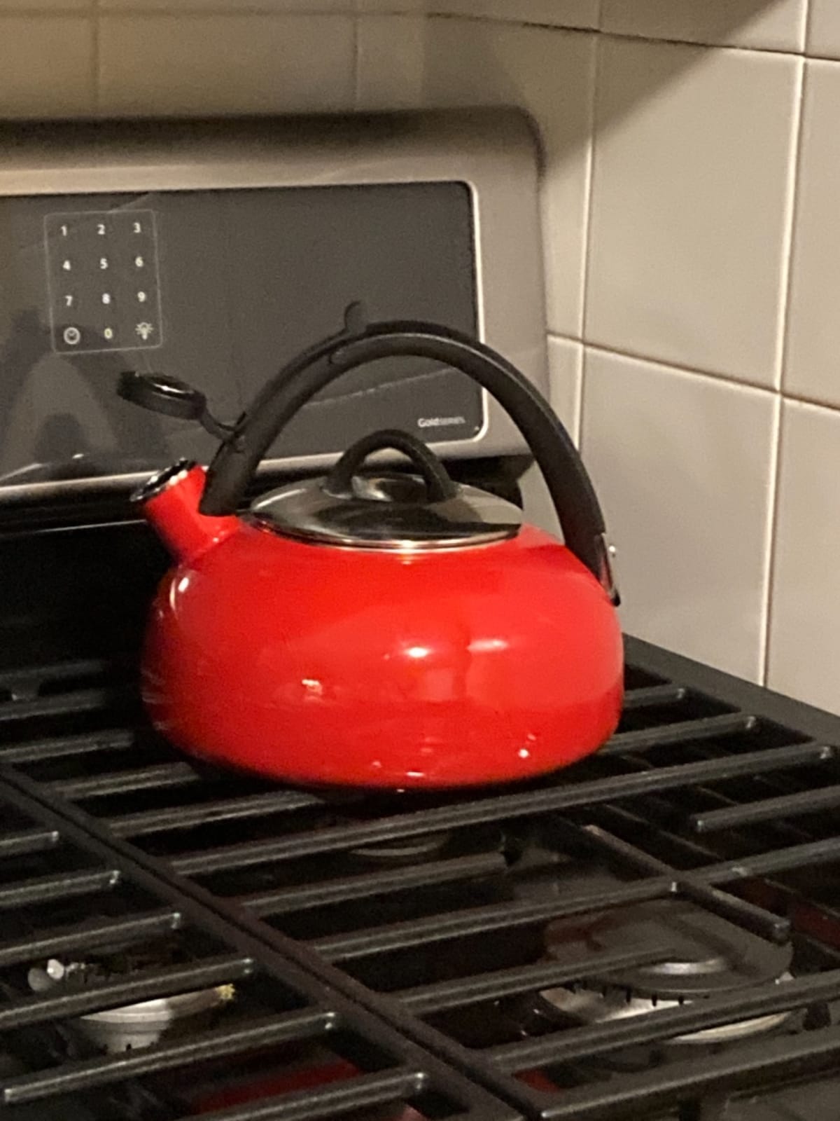 Cuisinart CTK-EOS2W Peak 2-Quart Teakettle, Make 2-Quarts of Boiling Water in this Classic Tea Kettle, Whistle Sound to Signal Water is Ready, White customer photo 1