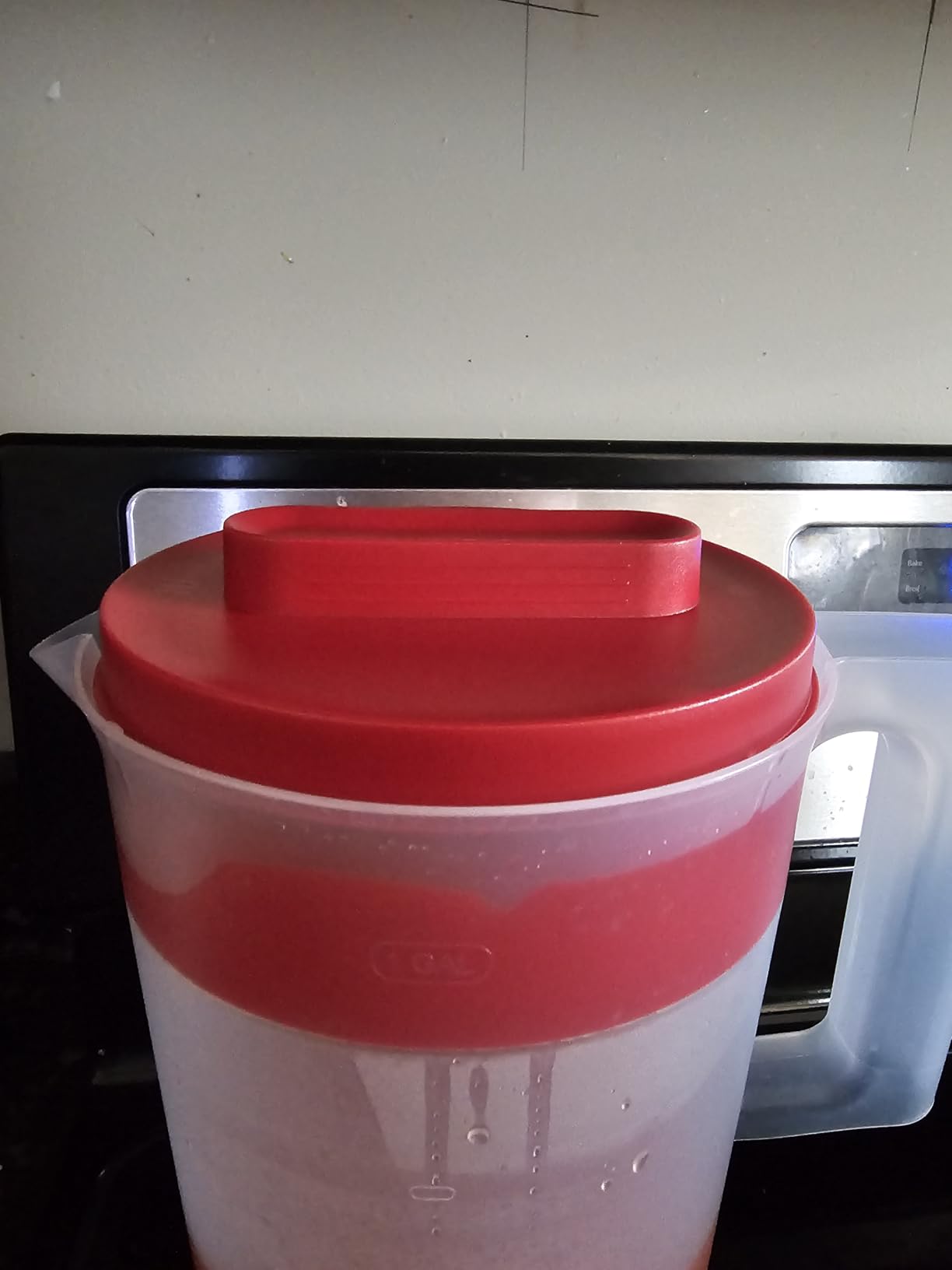 Rubbermaid Pitcher Classic 1 Gallon Clear Base, Red Lid customer photo 2