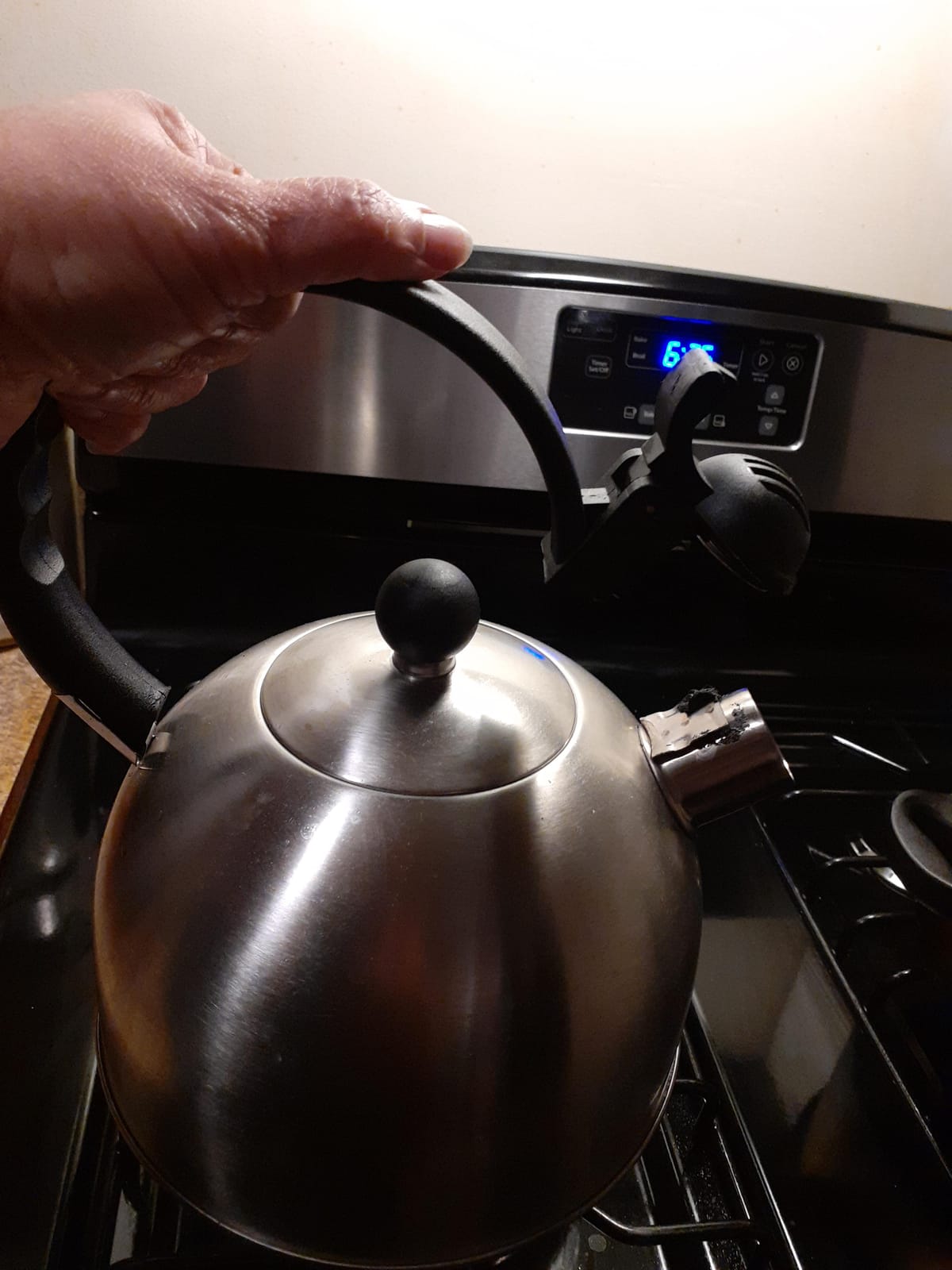 Venoly 2.5 Liter Whistling Tea Kettle - Modern Stainless Steel Whistling Tea Pot for Stovetop Hot Water Boiler with Cool Grip Ergonomic Handle (Silver, 2.5 Liter) customer photo 1