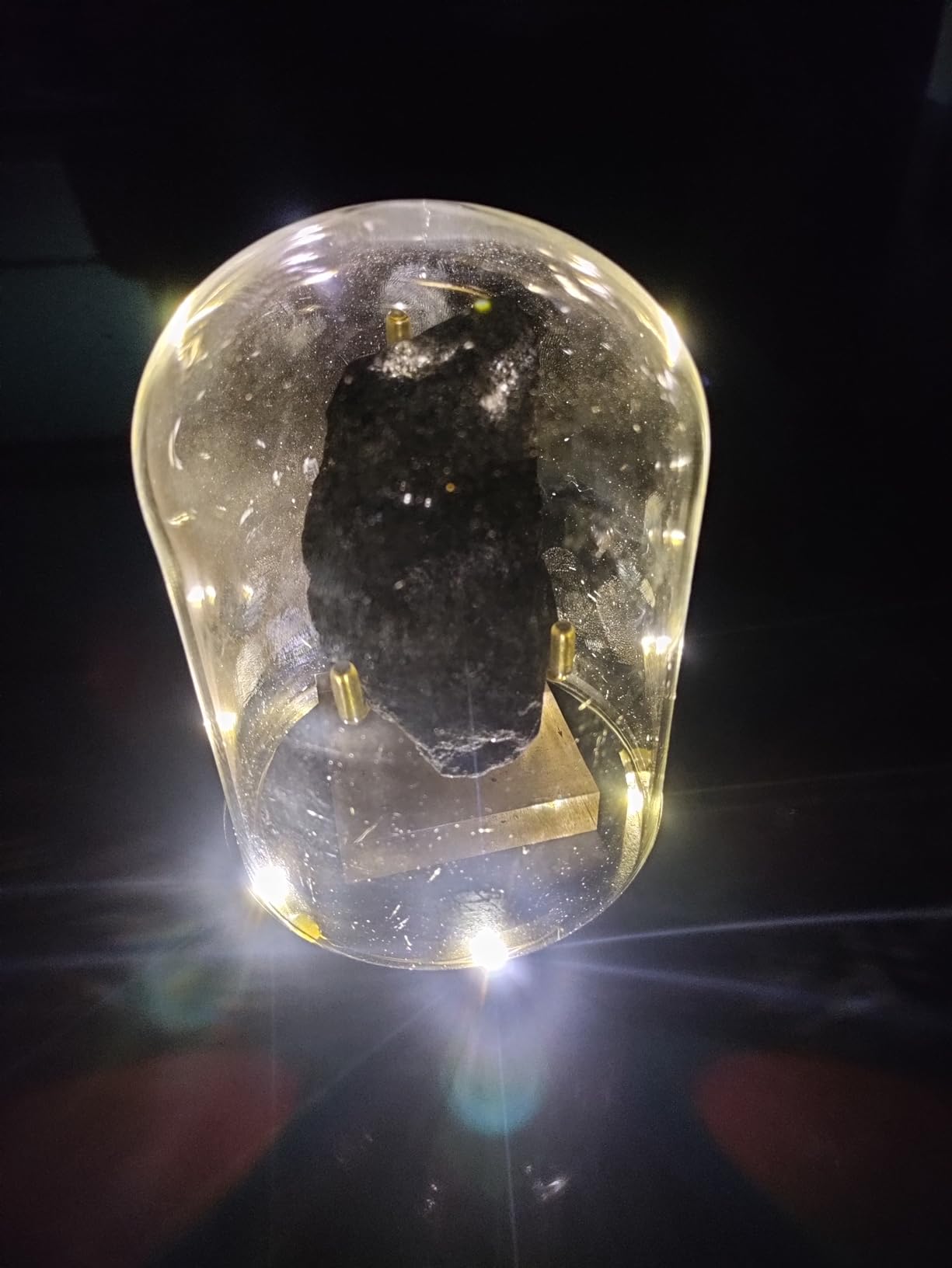 DuvinDD Glass Dome Cloche with LED Light Base Countertop Small Bell Jar Display Dome Clear Glass Display Case Deco, 4.33