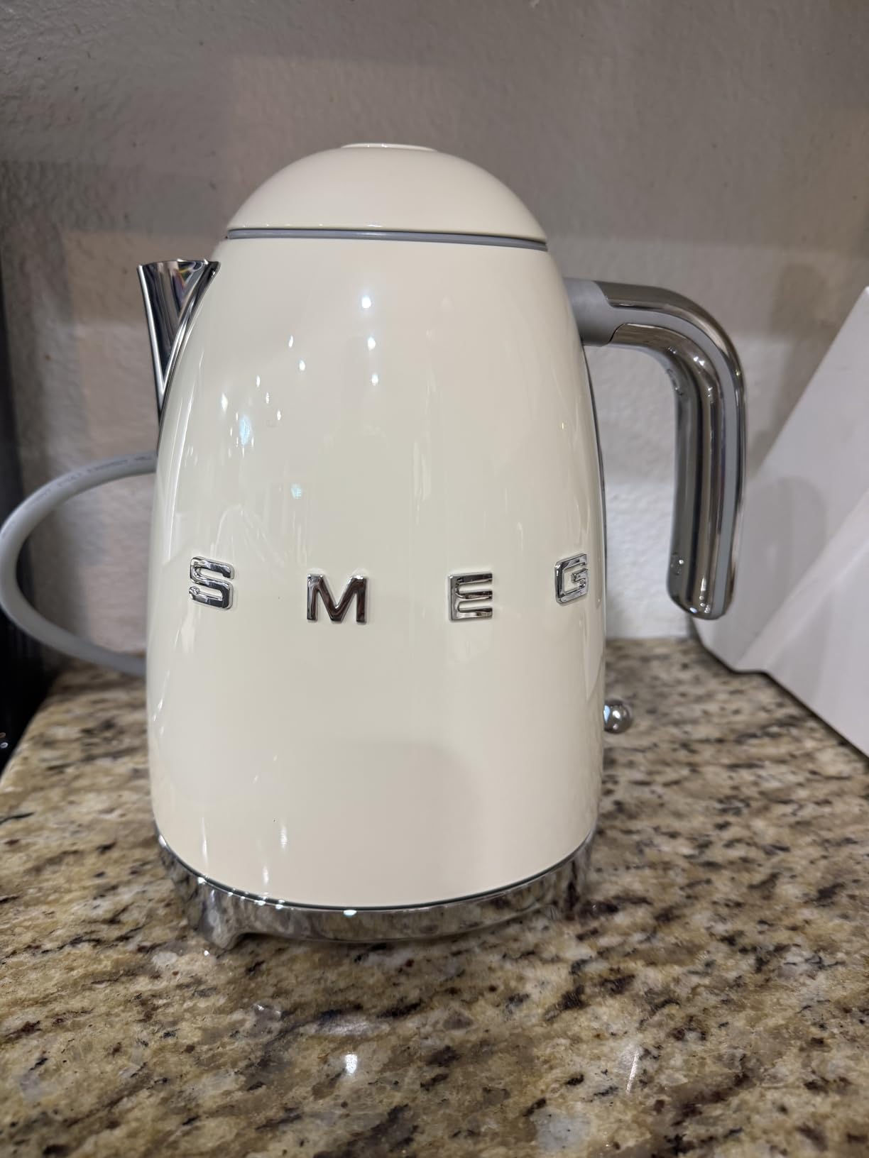 SMEG KLF03 Electric Kettle 1.7L (7 Cup), Retro Hot Water Boiler for Tea & Coffee, Fast Boiling, Auto Shut-Off, Soft Open Lid, 360° Swivel Base Countertop Kettle – Matte Champagne customer photo 1