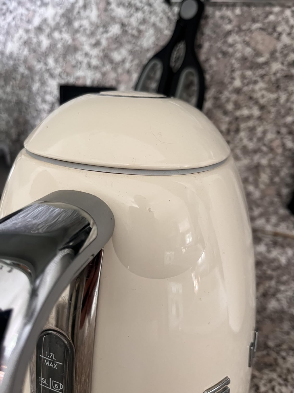 SMEG KLF03 Electric Kettle 1.7L (7 Cup), Retro Hot Water Boiler for Tea & Coffee, Fast Boiling, Auto Shut-Off, Soft Open Lid, 360° Swivel Base Countertop Kettle – Matte Champagne customer photo 2
