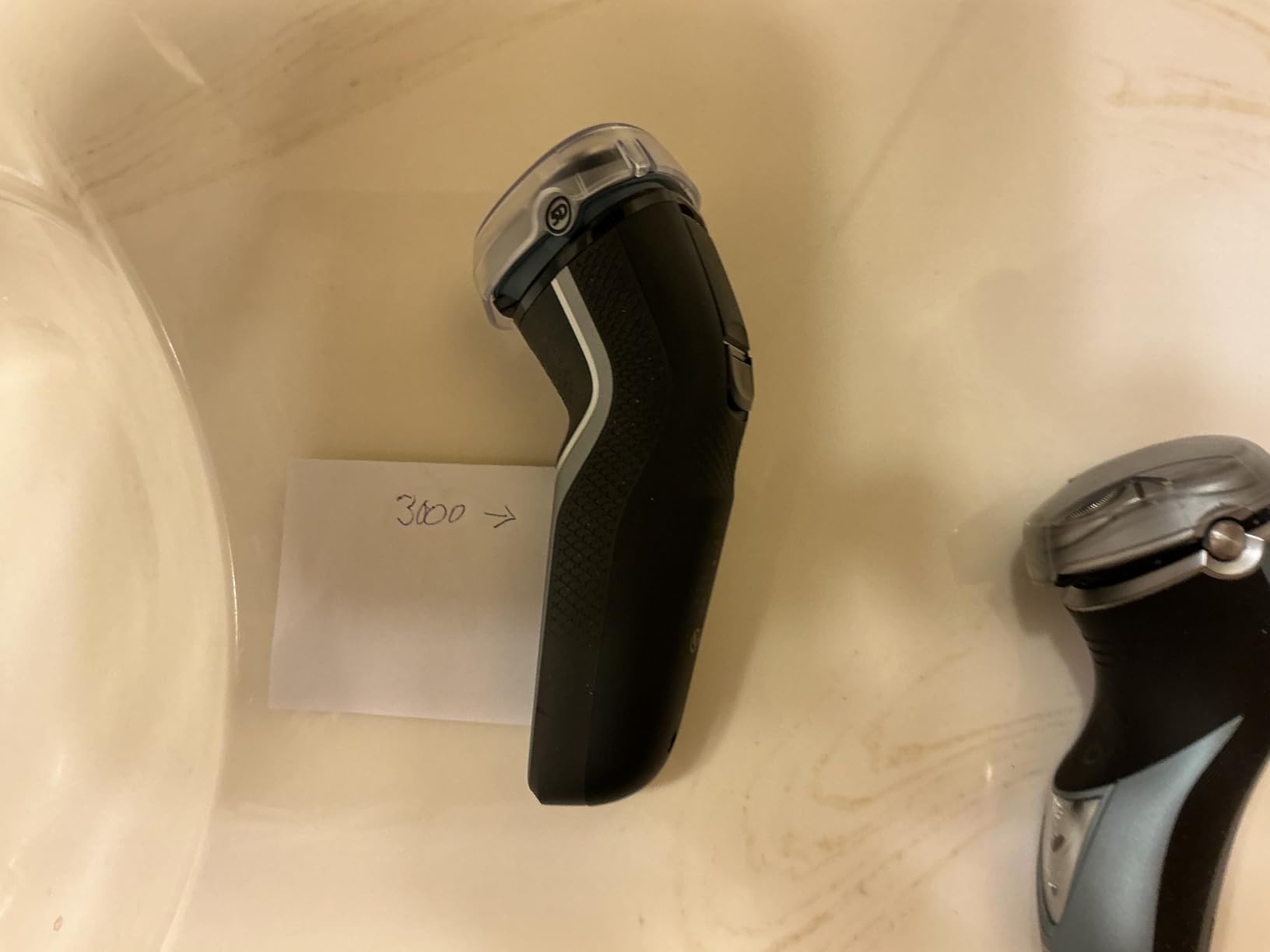 Philips Norelco 3900 Electric Shaver, Storm Blue | 27 Self Sharpening ComfortCut Blades, 5D Pivot & Flex Heads, Wet or Dry Use, Includes Travel Pouch & Charging Stand, S3341/92 customer photo 2