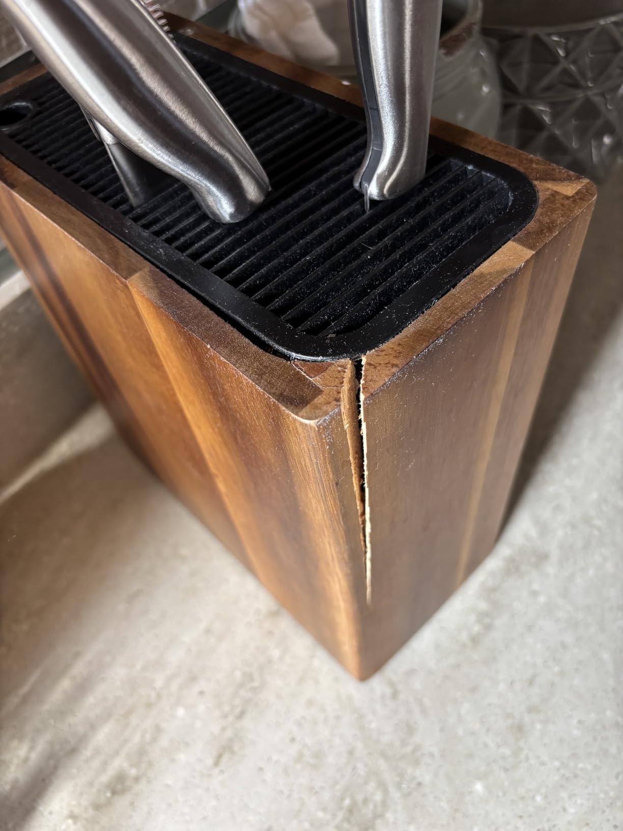 KITCHENDAO XL Acacia Wood Universal Knife Block with Slots for Scissors and Sharpening Rod, Safe, Space Saver Knives Storage Stand Display without Knives, Unique Slot Design to Protect Blade customer photo 1