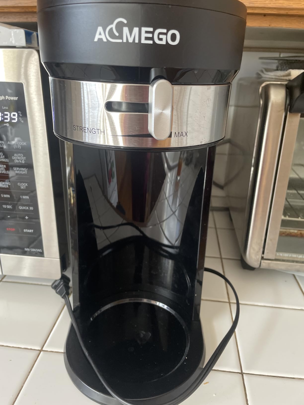 AEMEGO Iced Tea Maker, Brewing System with 2.5-quart Glass Pitcher, sliding strength selector, Stainless Steel Decoration, Reusable Filter (Black) customer photo 2