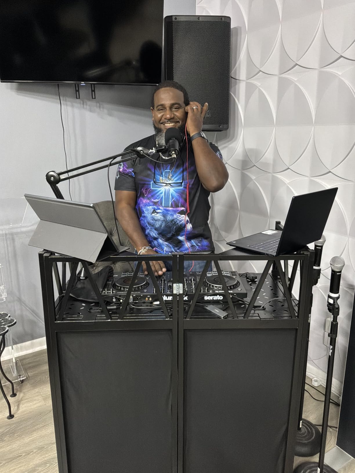 RDCMKL DJ Table Stand Portable Booth, All-Metal Heavy-Duty Foldable DJ Stand, Iron Plate Surface DJ Facade Booth, with 8 Machine-Washable Scrims, Travel Bag customer photo 1