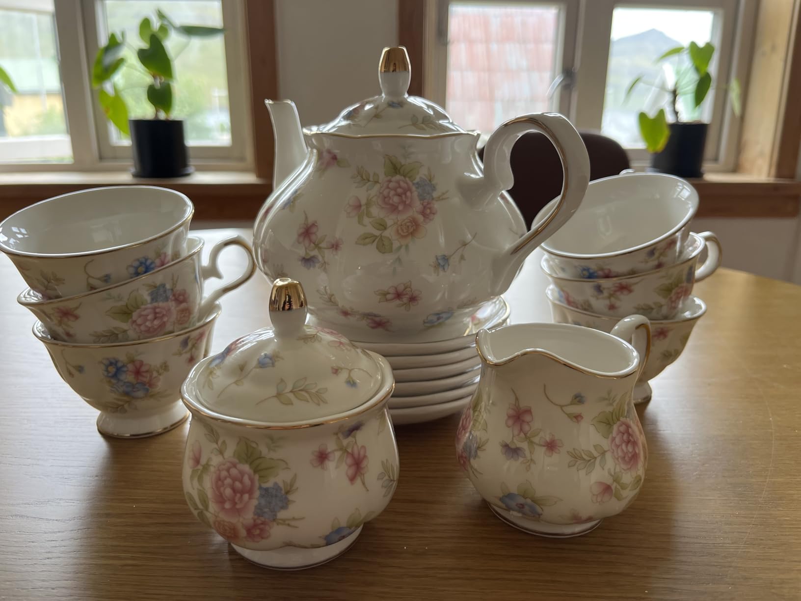 Sweejar Porcelain Tea Set Vintage Floral, British Relief Gold Rim Teapot Cup and Saucer Sets, 22-Piece Tea Sets for Adults, with Teapot, Sugar Bowl, Milk Jug, Spoons, Cup and Saucer (Camellia) customer photo 1