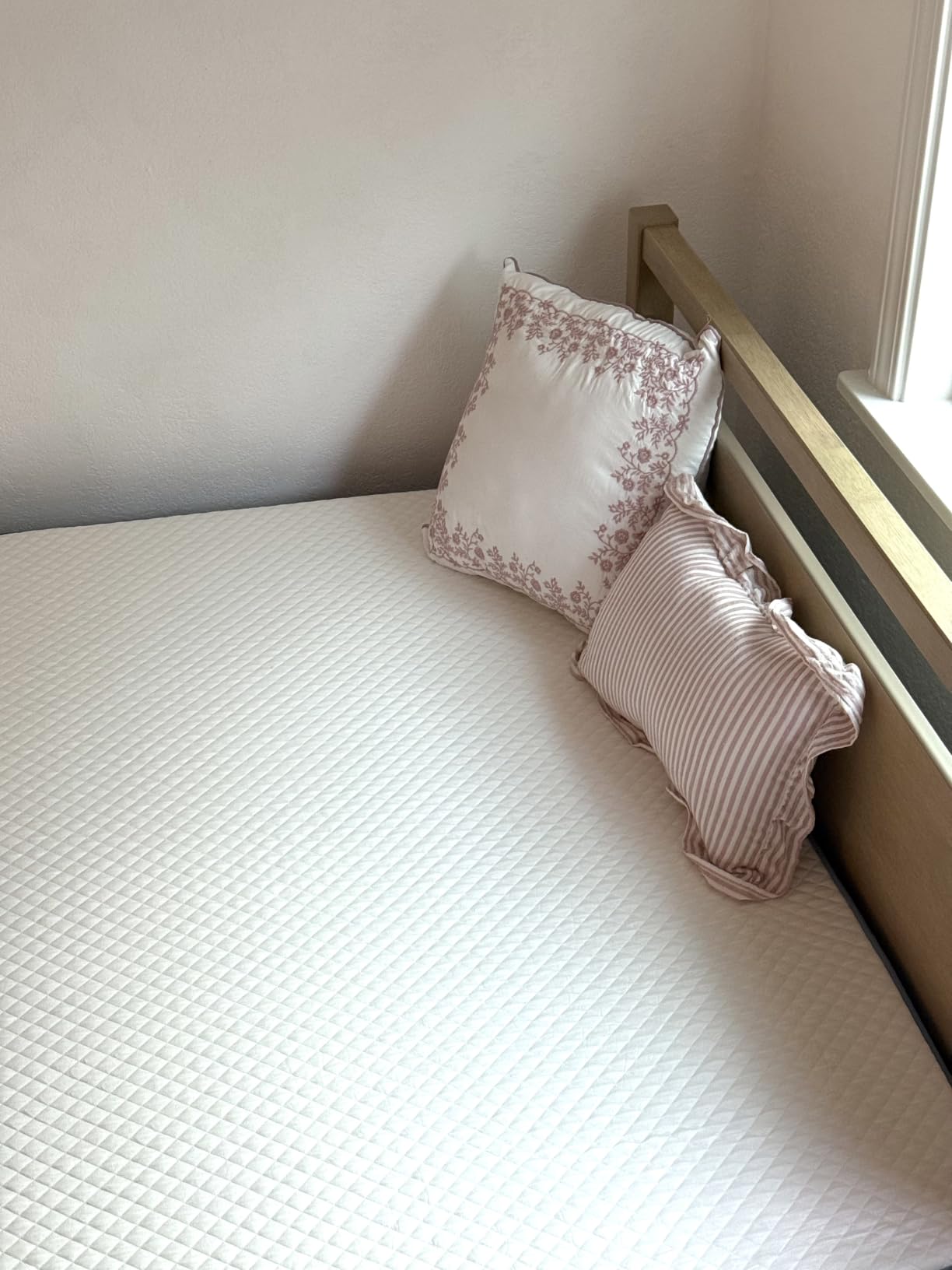 LIFEMENT Queen Mattress, 10 Inch Queen Size Mattress, Basic Copper Cooling Gel Memory Foam Mattress in a Box, Pressure Relief with Medium Firm Support, CertiPUR-US Certified, 80''L x 60''W customer photo 1