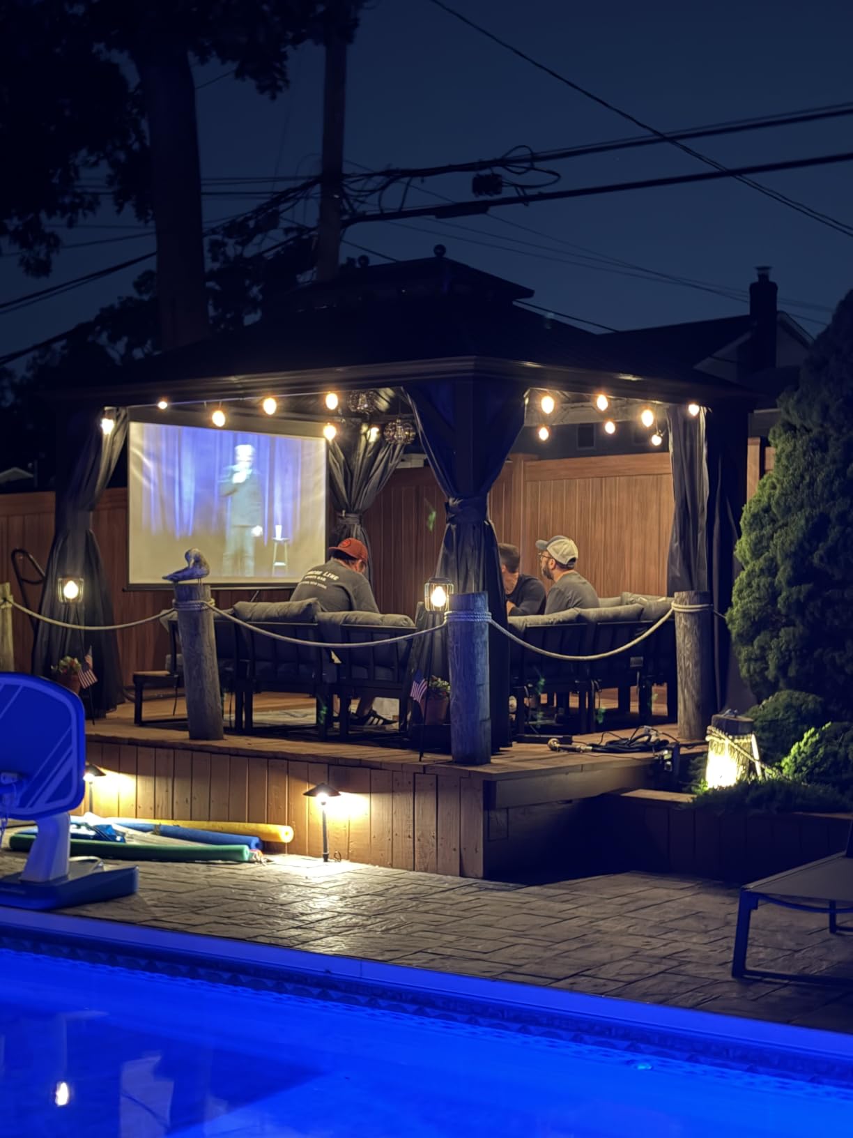 iSinbox Short Throw Projector 4K, Now with Netflix, Auto Focus, 40W Dolby customer photo 2