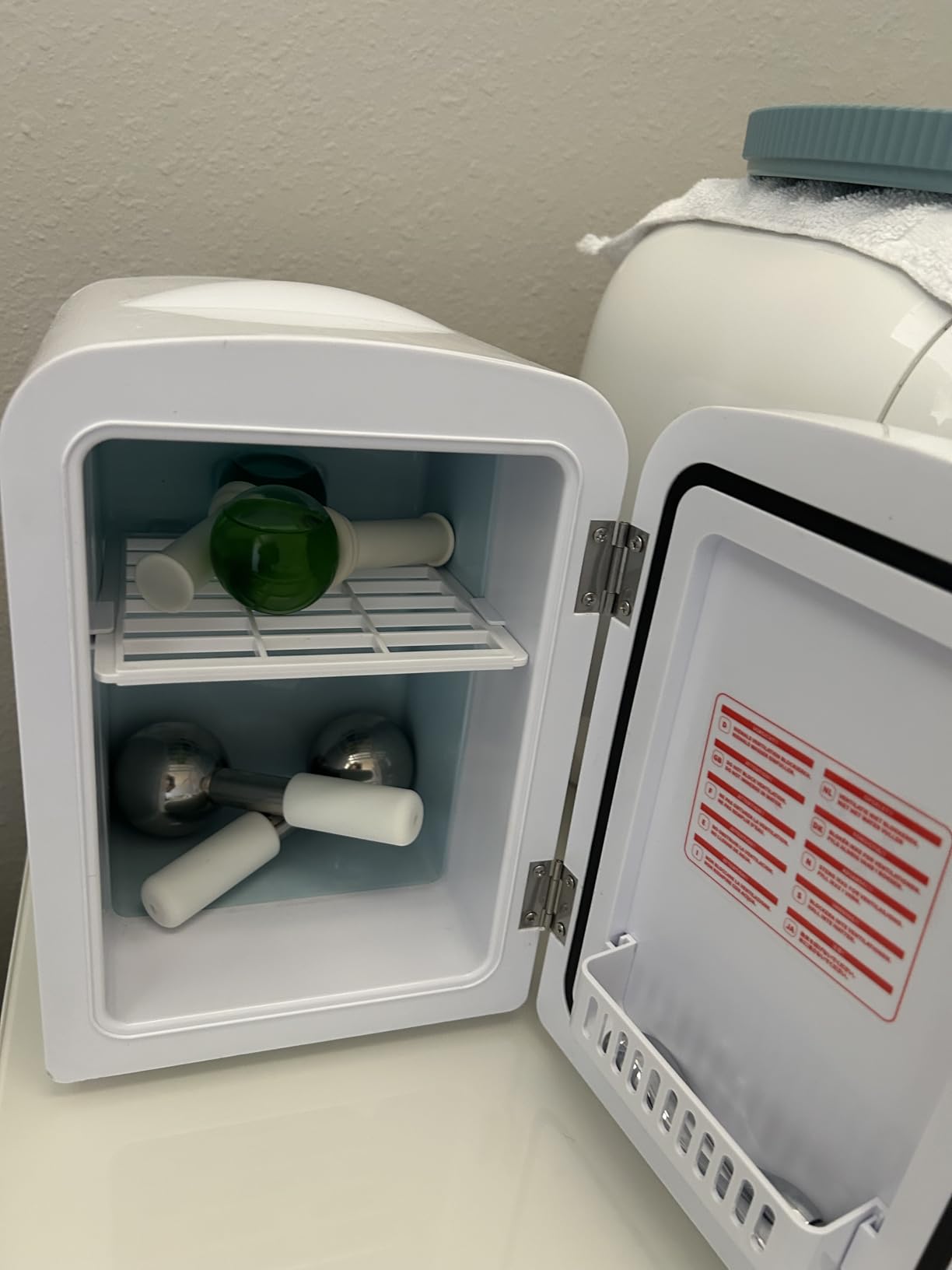 Xbeauty Retro Mini Fridge, Compact Refrigerator with 4L Capacity/6 Cans customer photo 2