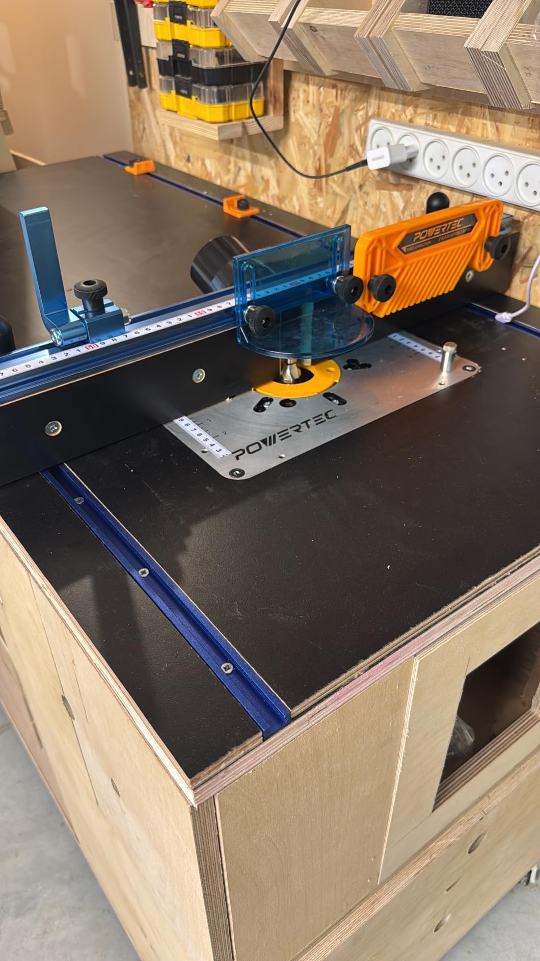 POWERTEC Benchtop Router Table with Steel Stand and Adjustable Fence – 24
